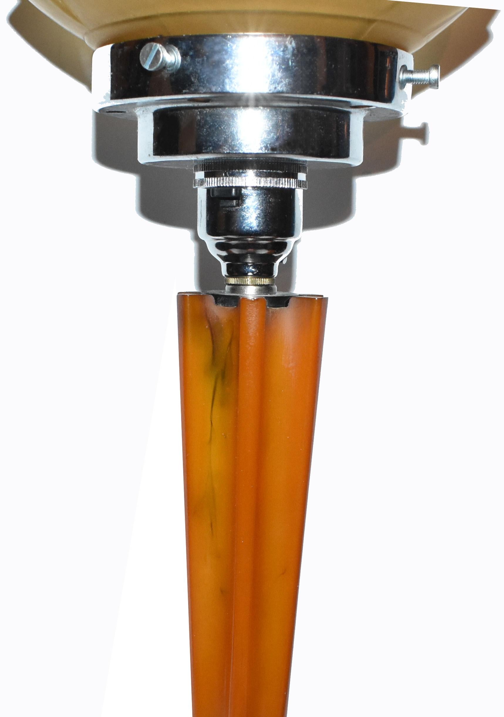 Ein sehr stilvolles Beispiel für einen weiteren Art-Déco-Klassiker ist diese Art-Déco-Katalin-Bakelitlampe aus den 1930er Jahren. Ein atemberaubender, karamellfarbener, gerippter Katalin-Bakelit-Stiel sitzt auf einem runden, abgestuften Chromsockel