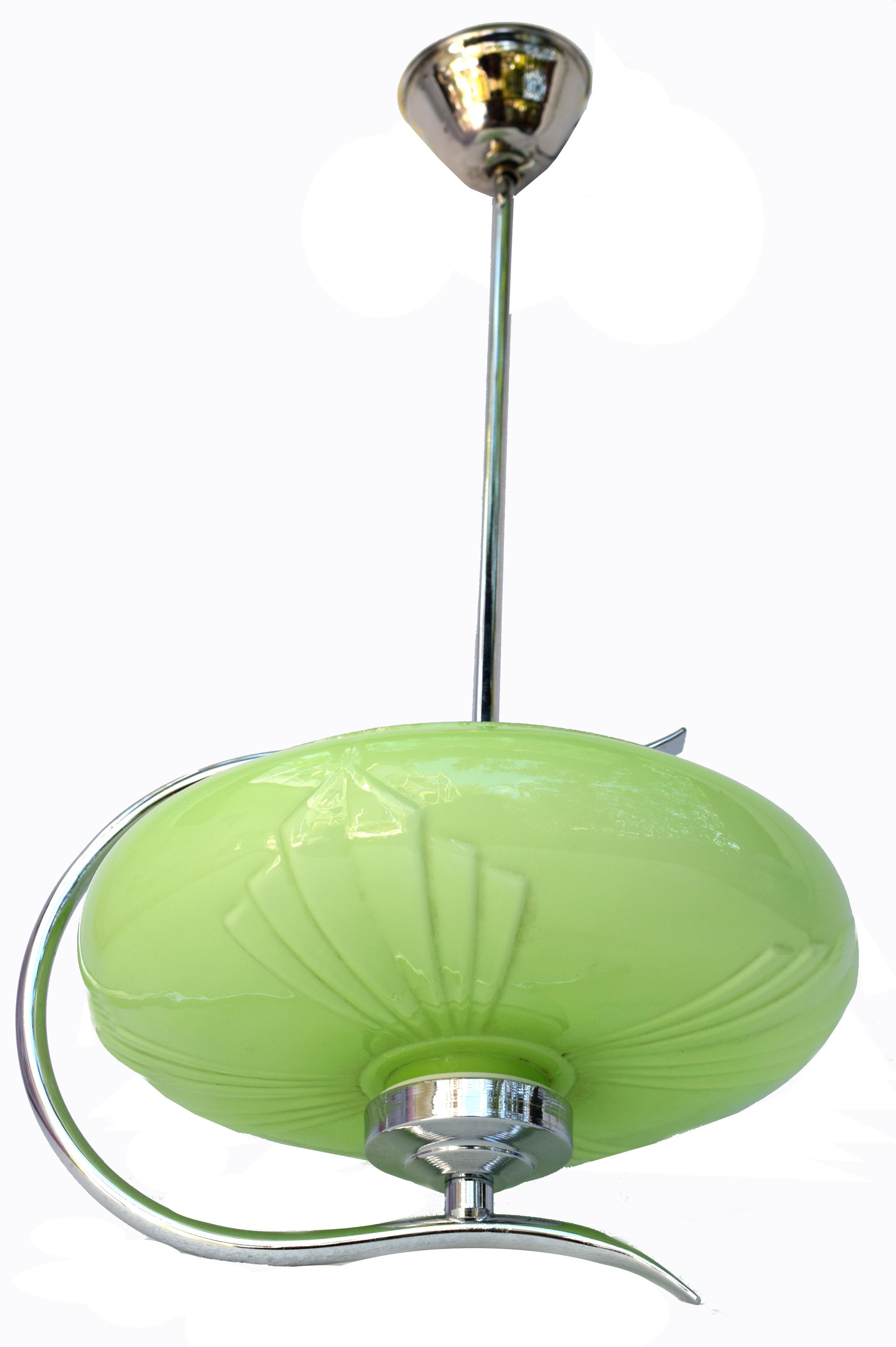 This is a superb and very stylish 1930s Art Deco ceiling light with a modernist feel. Features an C shaped chrome hoop, suspended on a chrome tubular rod and chrome rose which affixes to your ceiling. All finished off with a pea green glass shallow