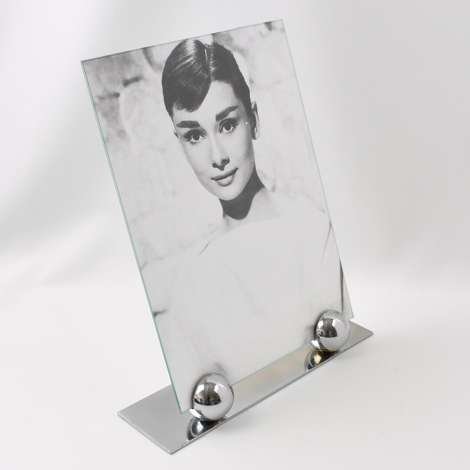 Lovely French Art Deco picture photo frame, featuring thin chromed metal plinth compliment with two polished chrome metal balls. The frame is complete with its two glass sheets to enclose the photograph. The photograph can be placed in landscape or