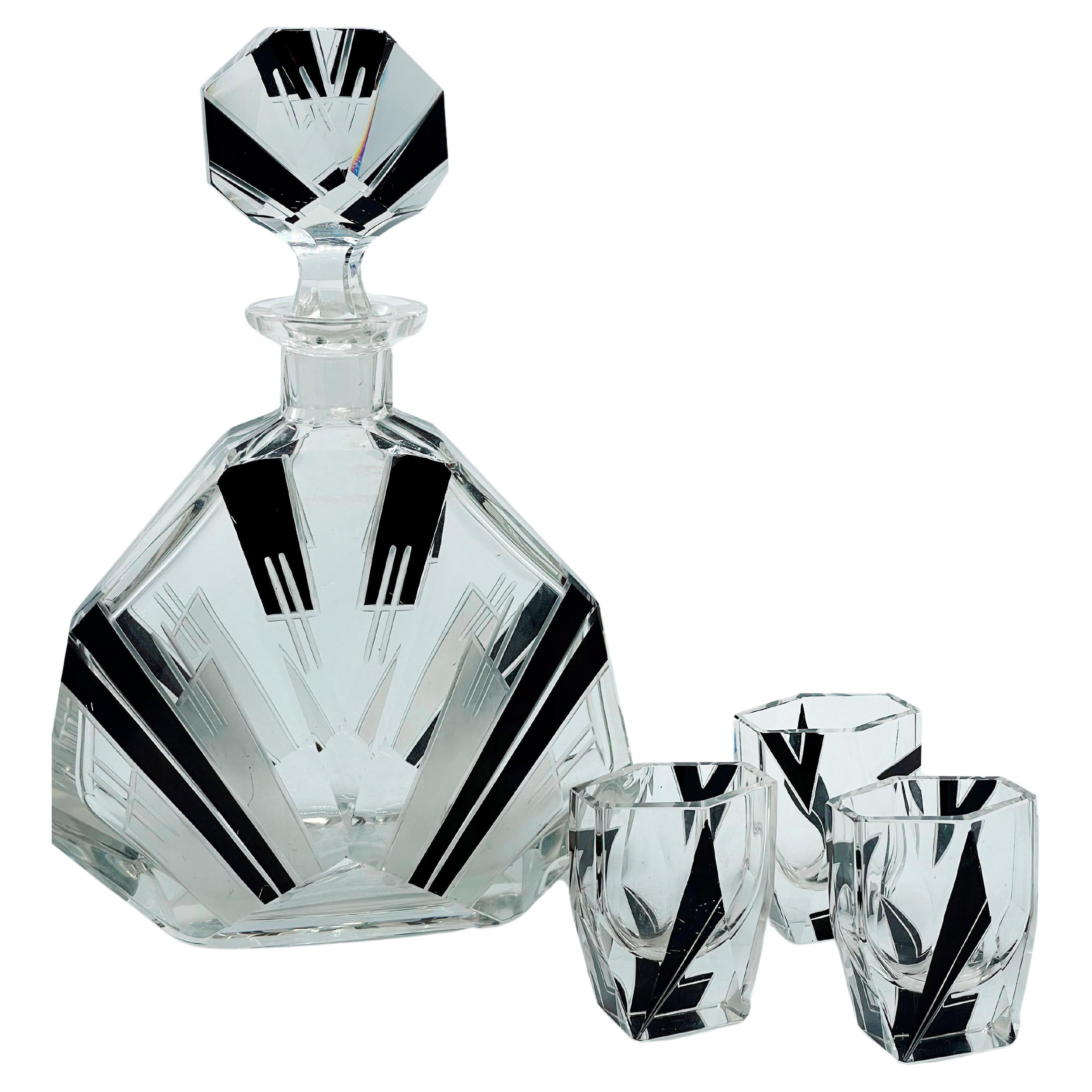 Art Deco 1930er Tschechisches Geometrisches Glas Dekanter Set
Sehr stilvolles und ansprechendes Art-Déco-Karaffen-Set mit 3 passenden Gläsern und einer Karaffe. Das Ganze ist stark emailliert mit geometrischem Dekor. Die Farbe ist schwarz der