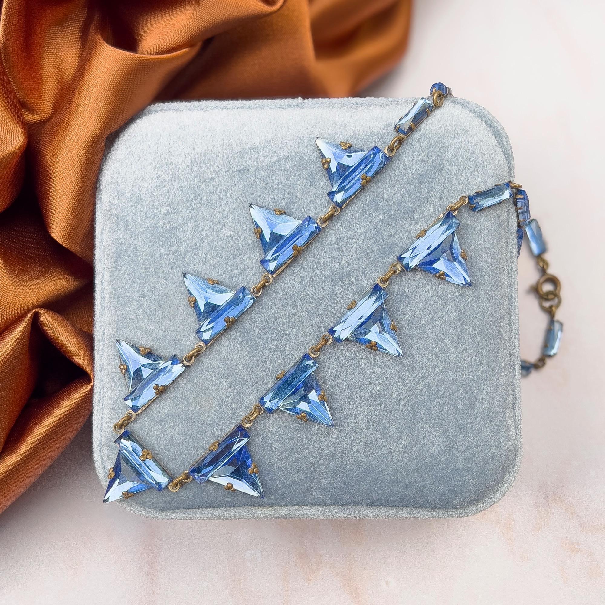 Este collar data de los años 30 y se fabricó en Checoslovaquia. Presenta un cristal de espejo coleccionable. 

Informe de estado:
Excelente

Los detalles...
Este collar de latón presenta paneles de cristal de espejo checoslovaco azul en cortes