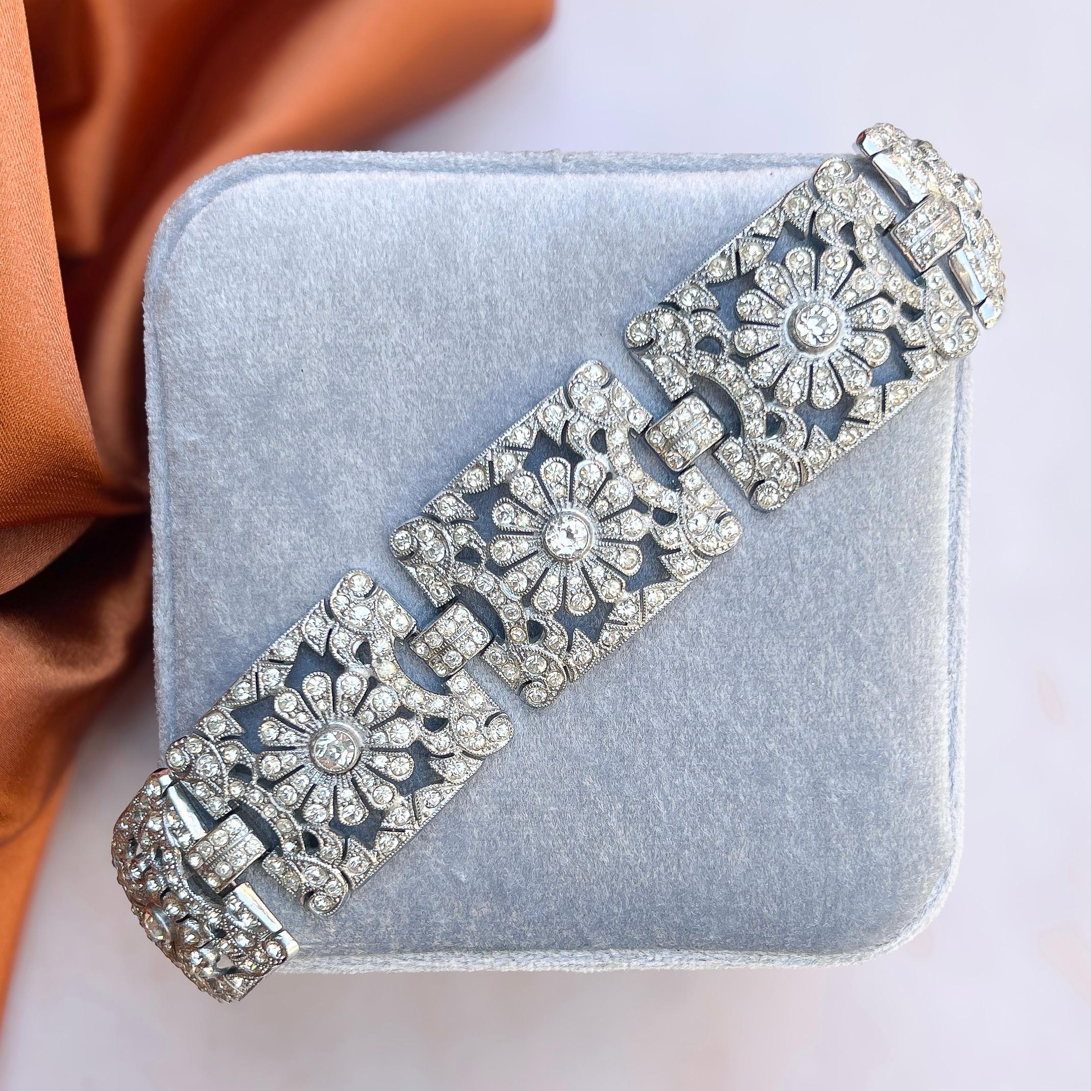 Esta romántica pulsera data de la década de 1930. Presenta un bonito diseño en forma de margarita, que podrá disfrutarse durante siglos.

Informe de estado:

Muy bueno - Algo de envejecimiento en un par de brillantes. Esto sólo se aprecia al