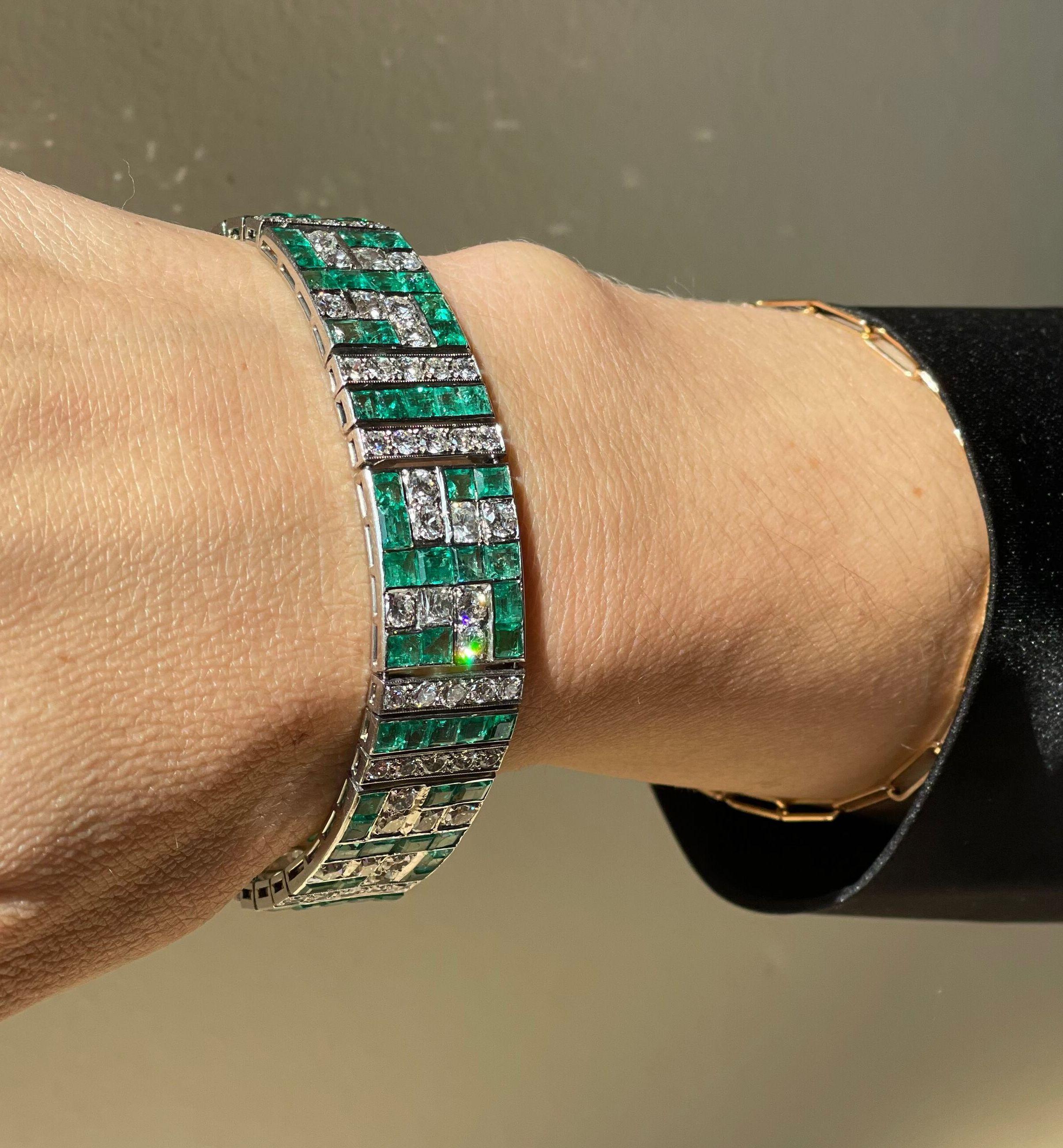 Platinarmband im Art-déco-Stil der 1930er Jahre, verziert mit leuchtenden Smaragden und etwa 11 Karat I/SI-Diamanten. Der Armreif ist 7 1/8