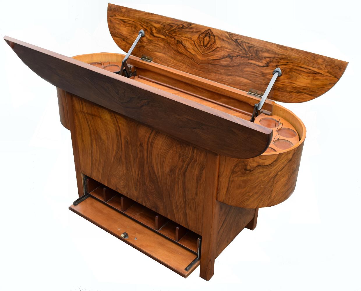 Superb 1930's English drinks bar in a warm tone figured walnut veneer. Wonderful streamline design, ideal size for modern day use. Can double up as a center / coffee table when not in use. Beautiful figured veneers on all sides, the craftsmanship is