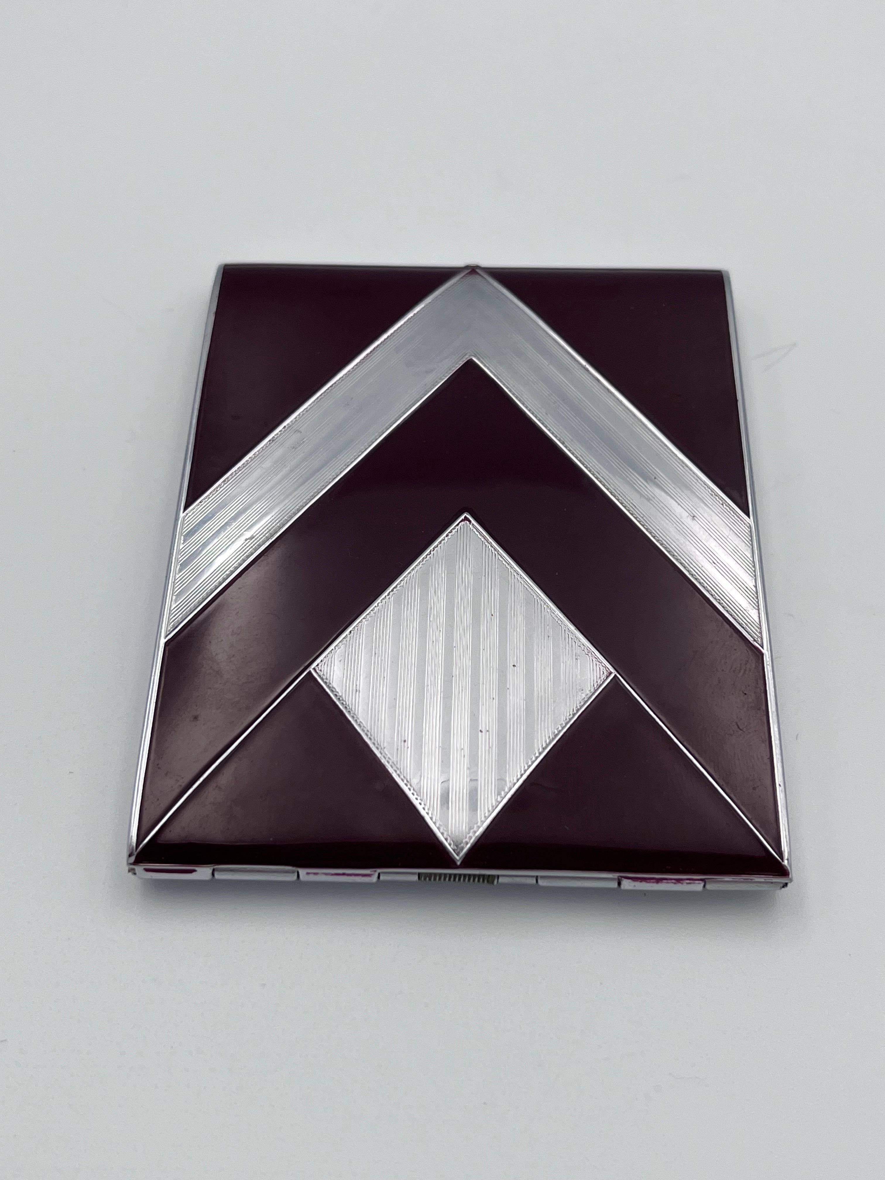 Portasigarette in stile Art Deco anni '30 Evans Chevron Ox Blood Burgundy con smalto e cromo In condizioni buone in vendita a Red Lion, PA