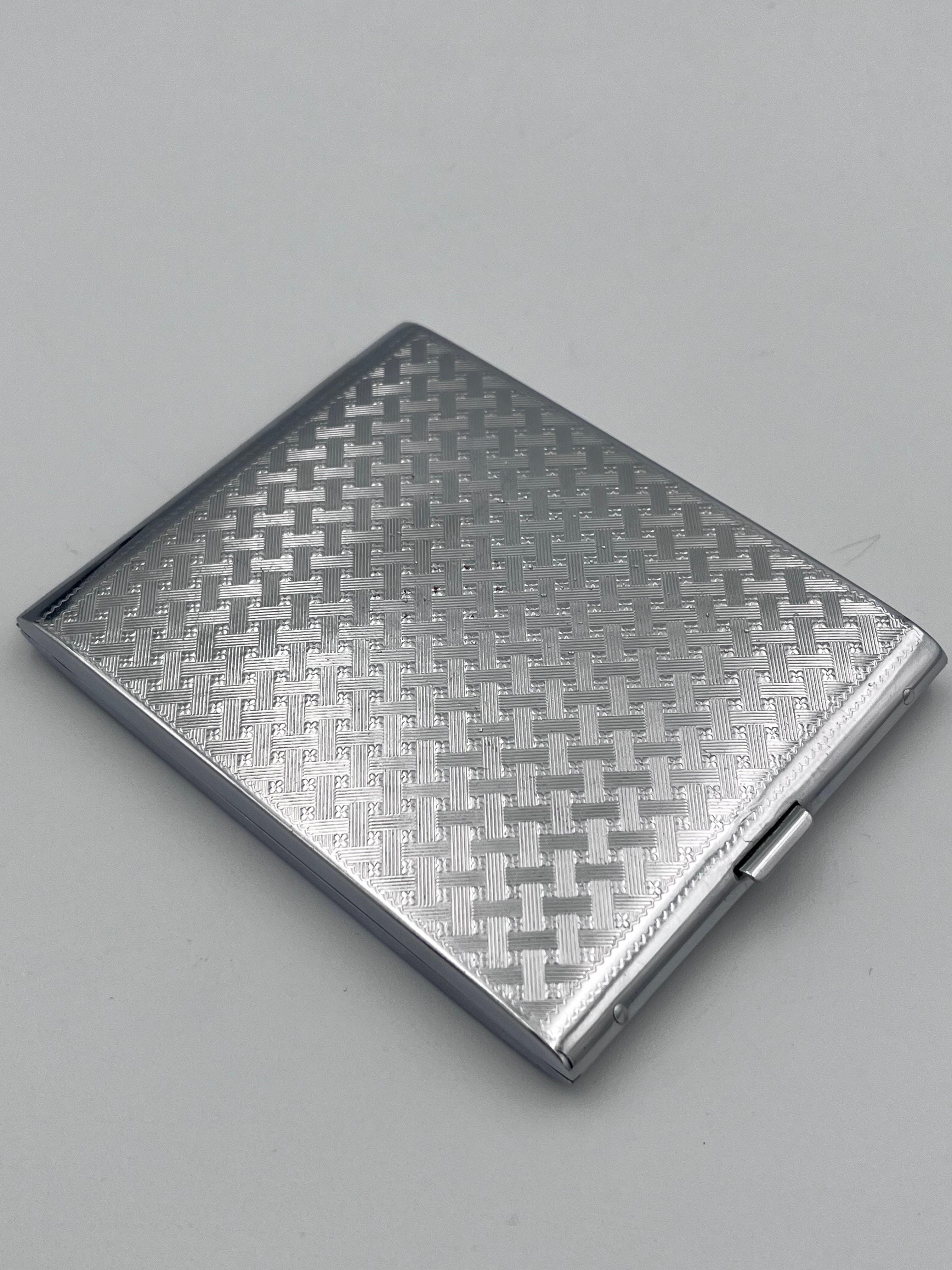 Metà XX secolo Portasigarette in stile Art Deco anni '30 Evans Chevron Ox Blood Burgundy con smalto e cromo in vendita