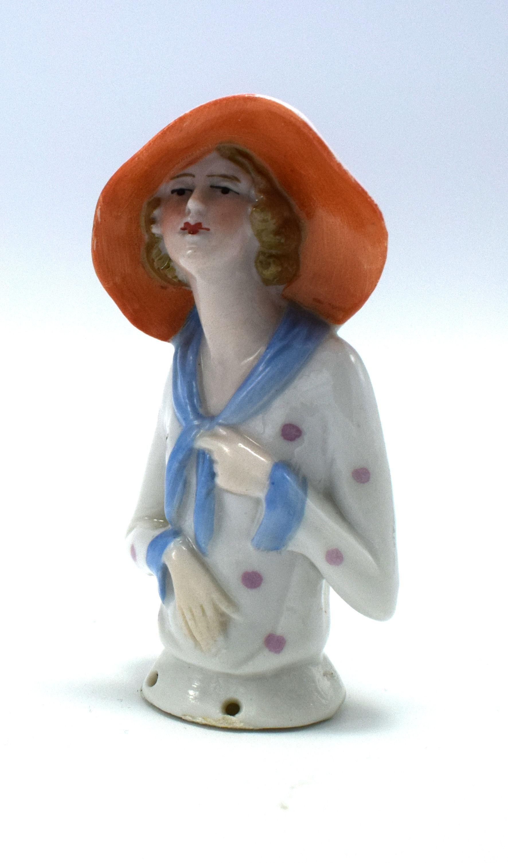 Wonderful 1930s Art Deco German porcelain half doll marked to the base at the back with the impressed numbers 12173 and manufactured by the factory of Fasold & Stauch. This half doll stands a good 8.3 cm in height. This very attractive 1930s lady is