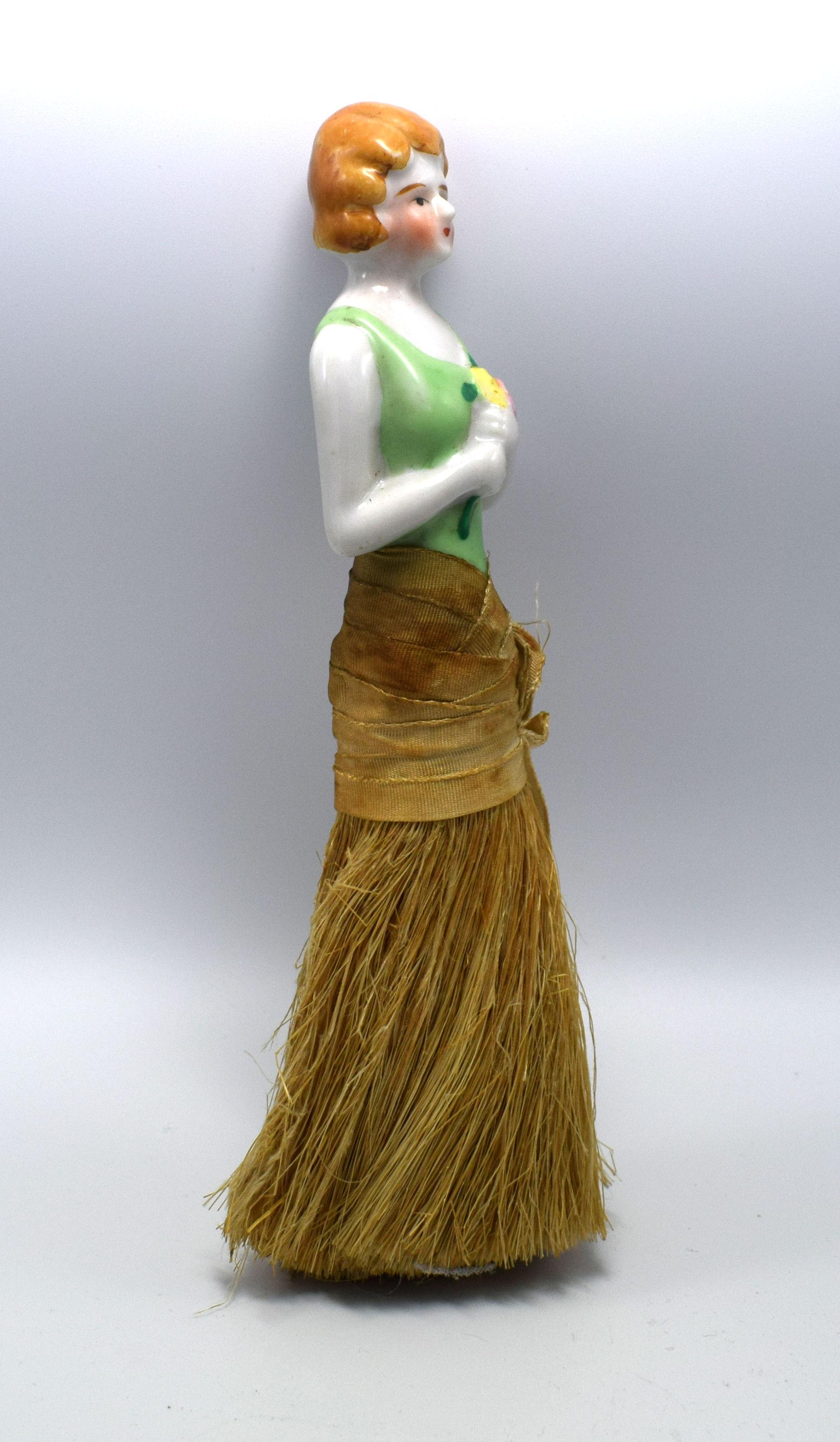For your consideration is this wonderfully 1930s Art Deco flapper girl crumb brush with a half pin cushion doll. These dolls originate from Japan and are marked to the back 'foreign'. She's all original including her straw skirt and cream ribbon