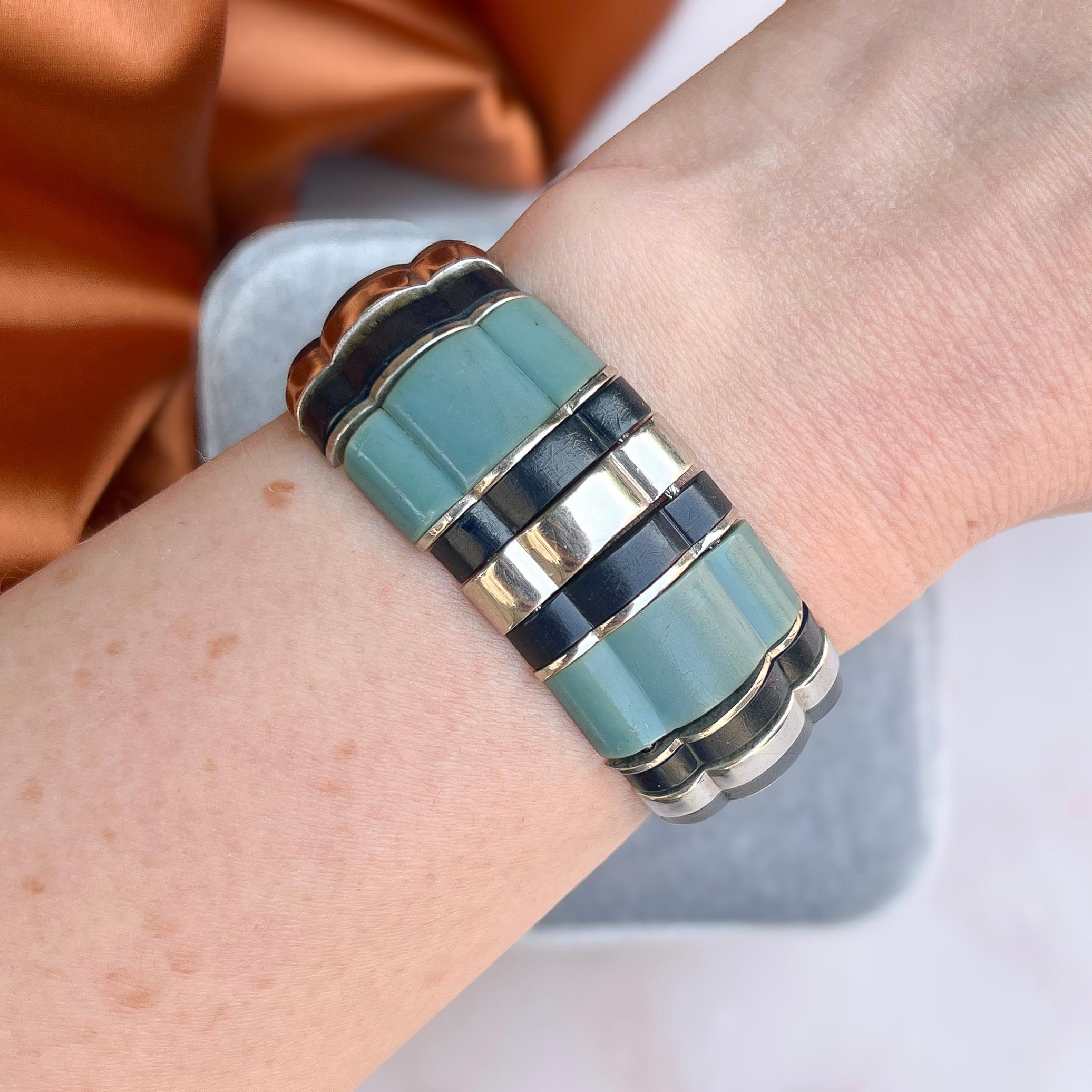 Ce bracelet spectaculaire et élégant date des années 1930. Il présente un design Art déco typiquement linéaire et géométrique, qui pourra être apprécié pendant des siècles. 

Rapport de condition :
Très bon - Quelques légères ternissures sur la