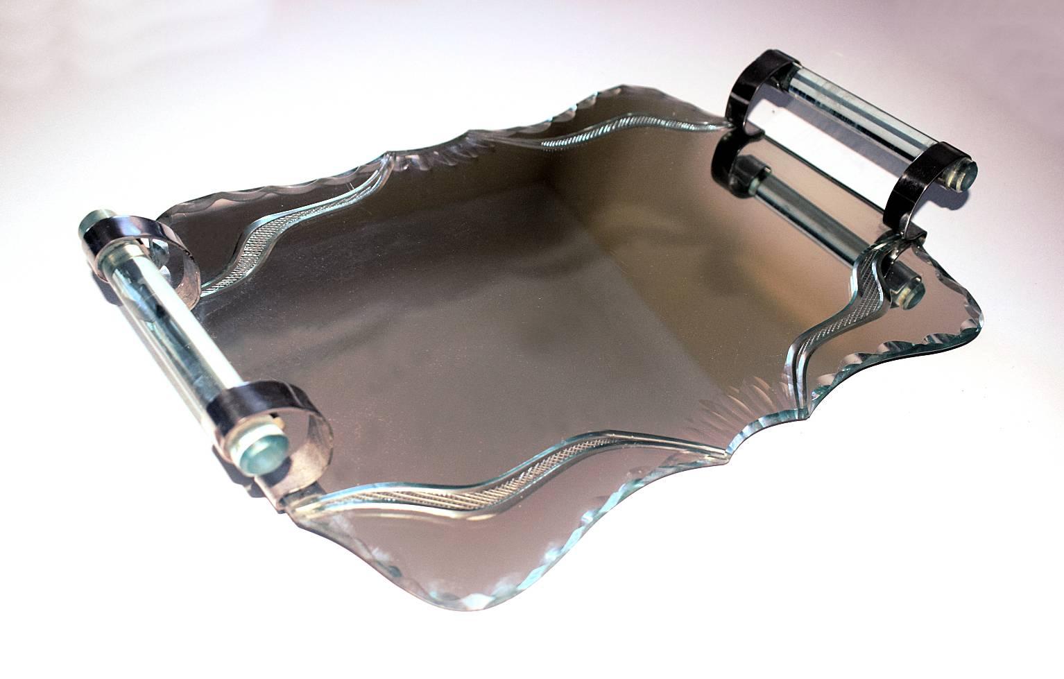 Original, 1930s Art Deco French mirror drinks tray, lovely design, made from mirror and chromed aluminium.
Would look fabulous with cocktail glasses and cocktail shakers adorning it. The mirror is engraved with scalloped pie crust edging.