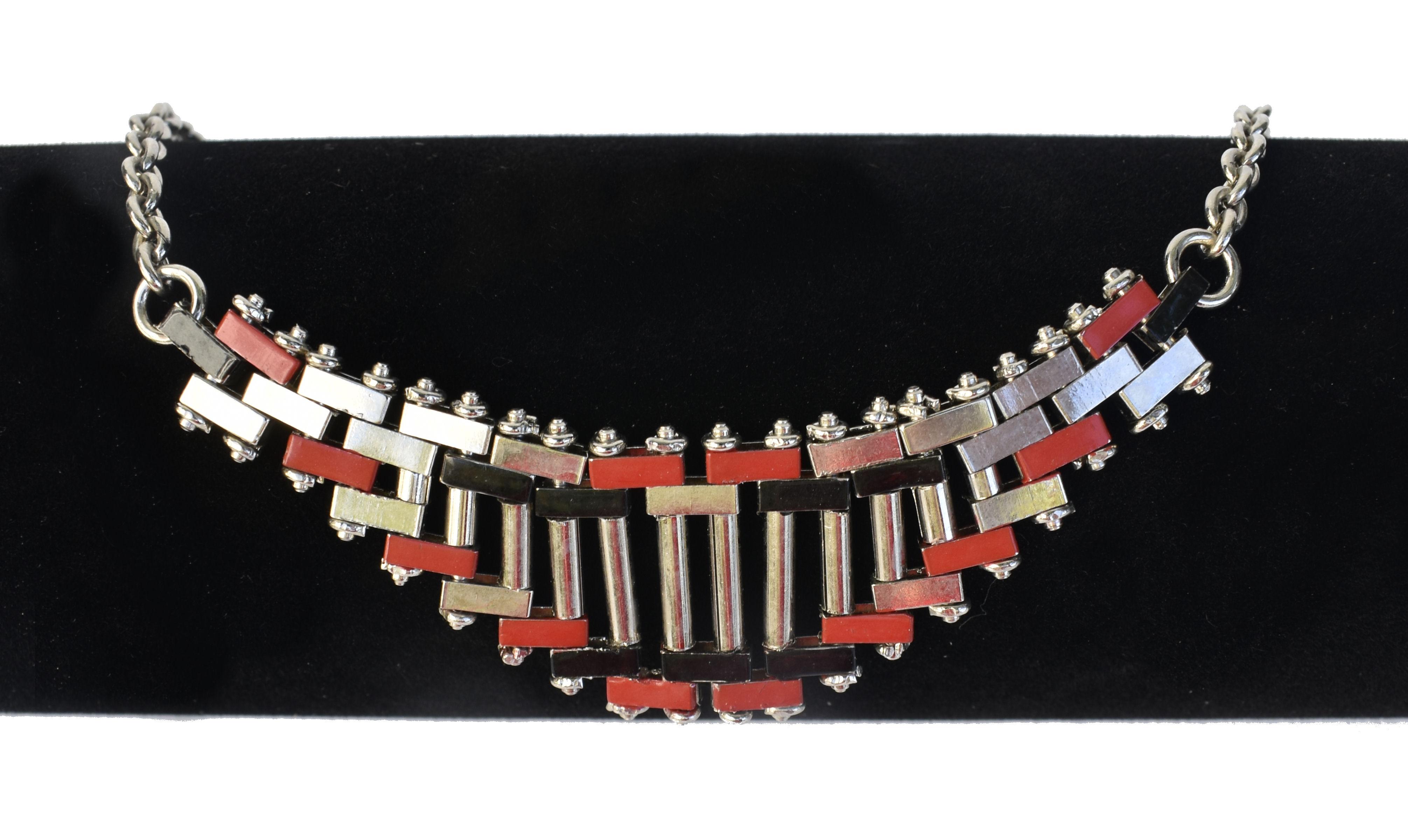 Extremely stylish piece of jewellery from the house of Jakob Bengel, dating to the 1930's and so advanced for it's time in it's design that one could be forgiven for not recognising it as a period piece. One of the leading manufacturers of Art Deco