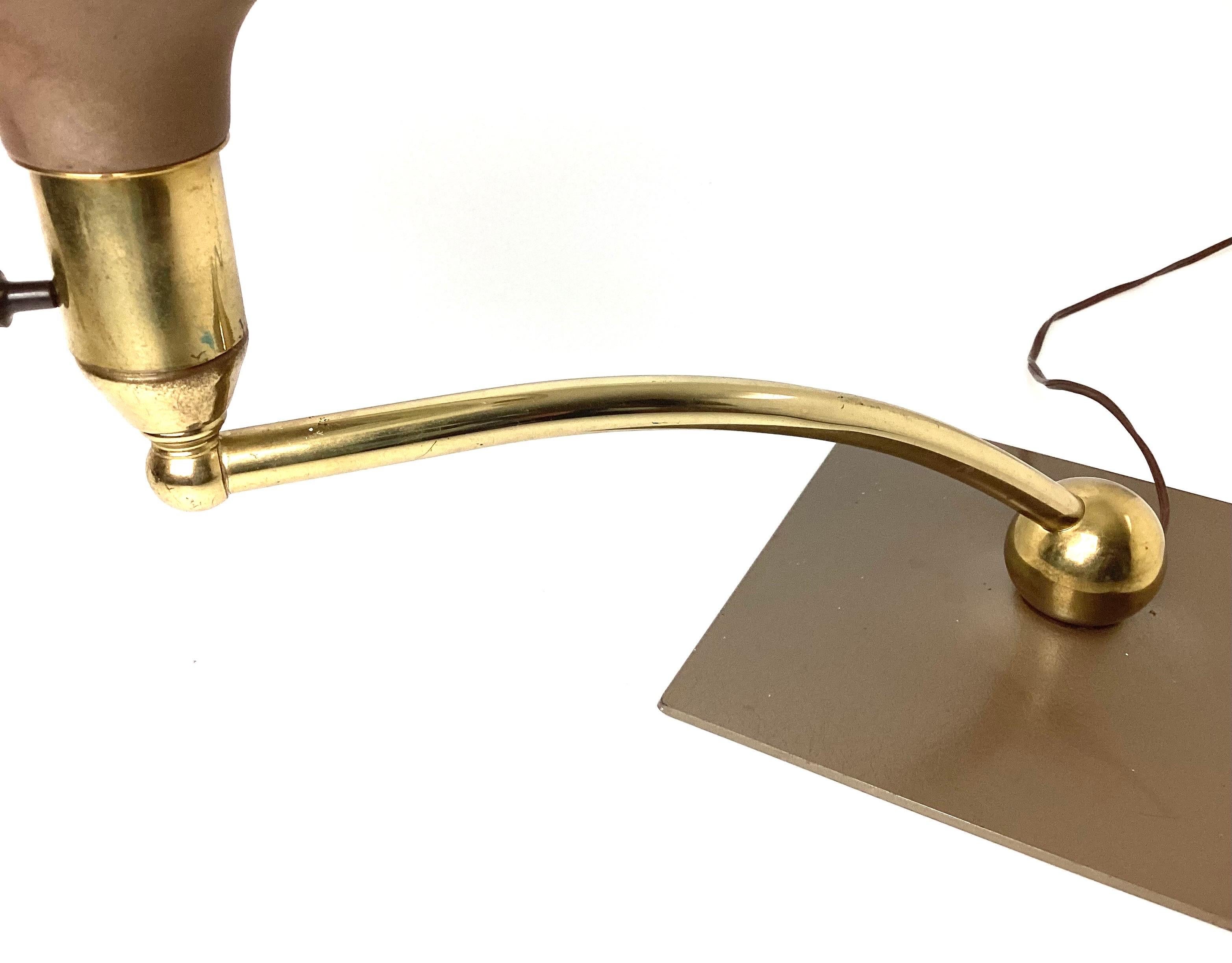 Américain Lampe de table Art Déco moderne en forme de cloche des années 1930 en vente