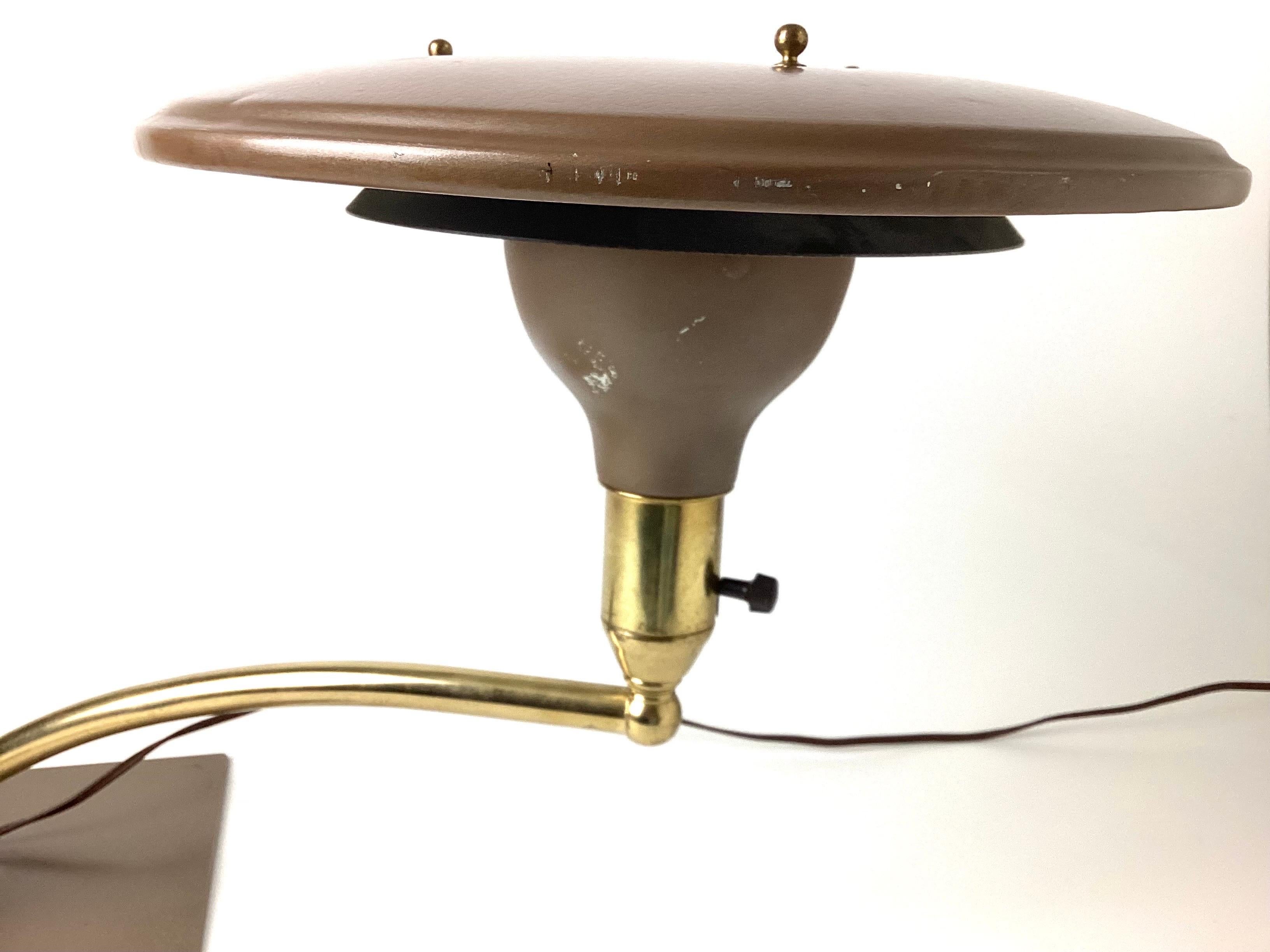 Lampe de table Art Déco moderne en forme de cloche des années 1930 en vente 1