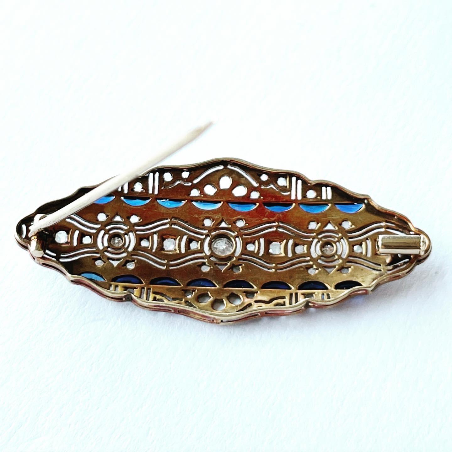 Women's or Men's Art Deco 1930s Oval Diamond Sapphire Filigree Platinum Yellow Gold Brooch For Sale