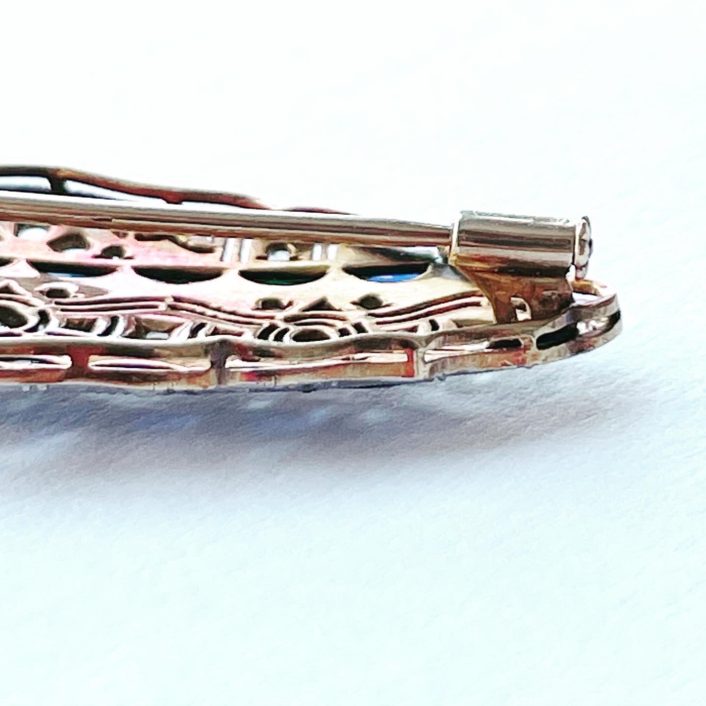 Art Deco 1930s Oval Diamond Sapphire Filigree Platinum Yellow Gold Brooch For Sale 3