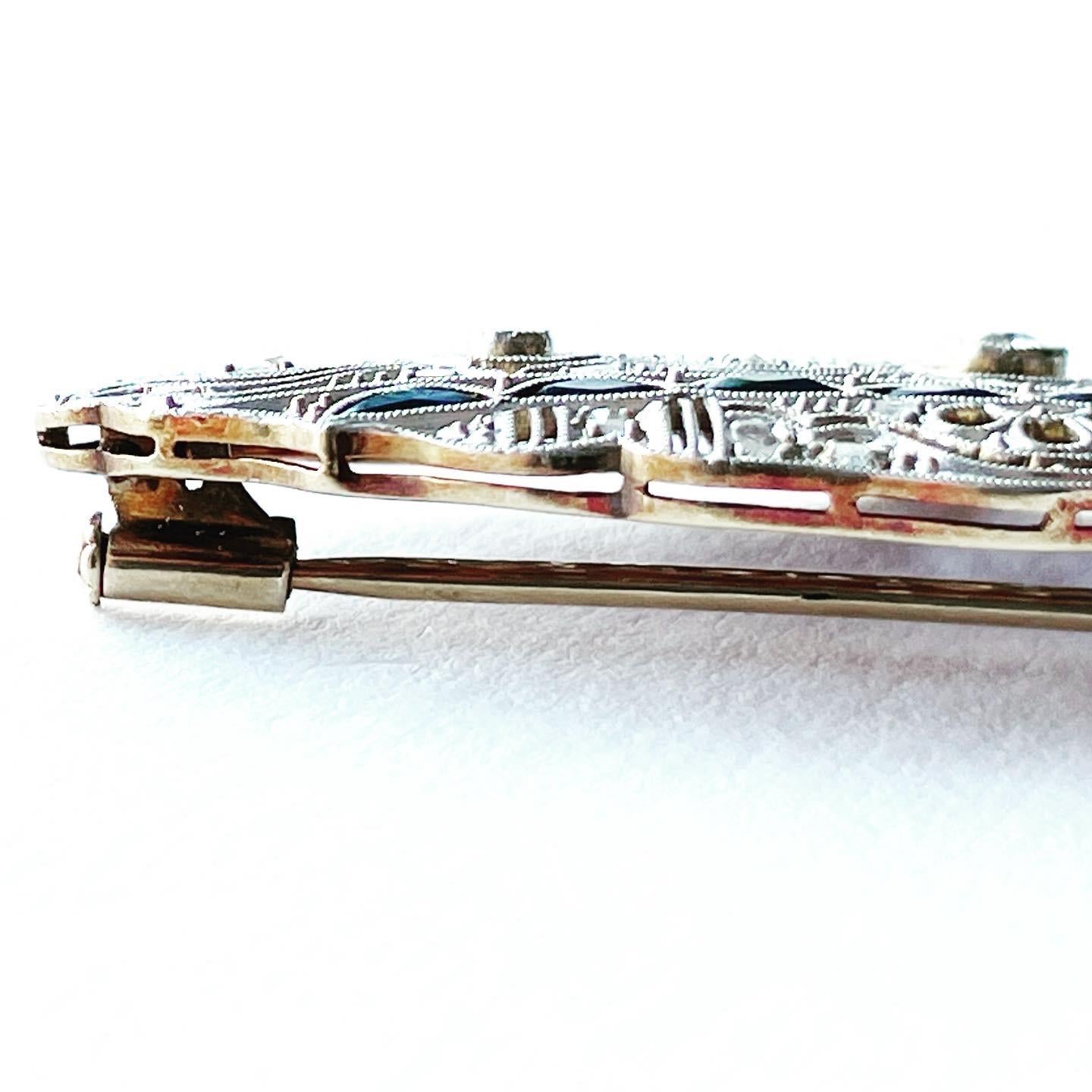 Art Deco 1930s Oval Diamond Sapphire Filigree Platinum Yellow Gold Brooch For Sale 4