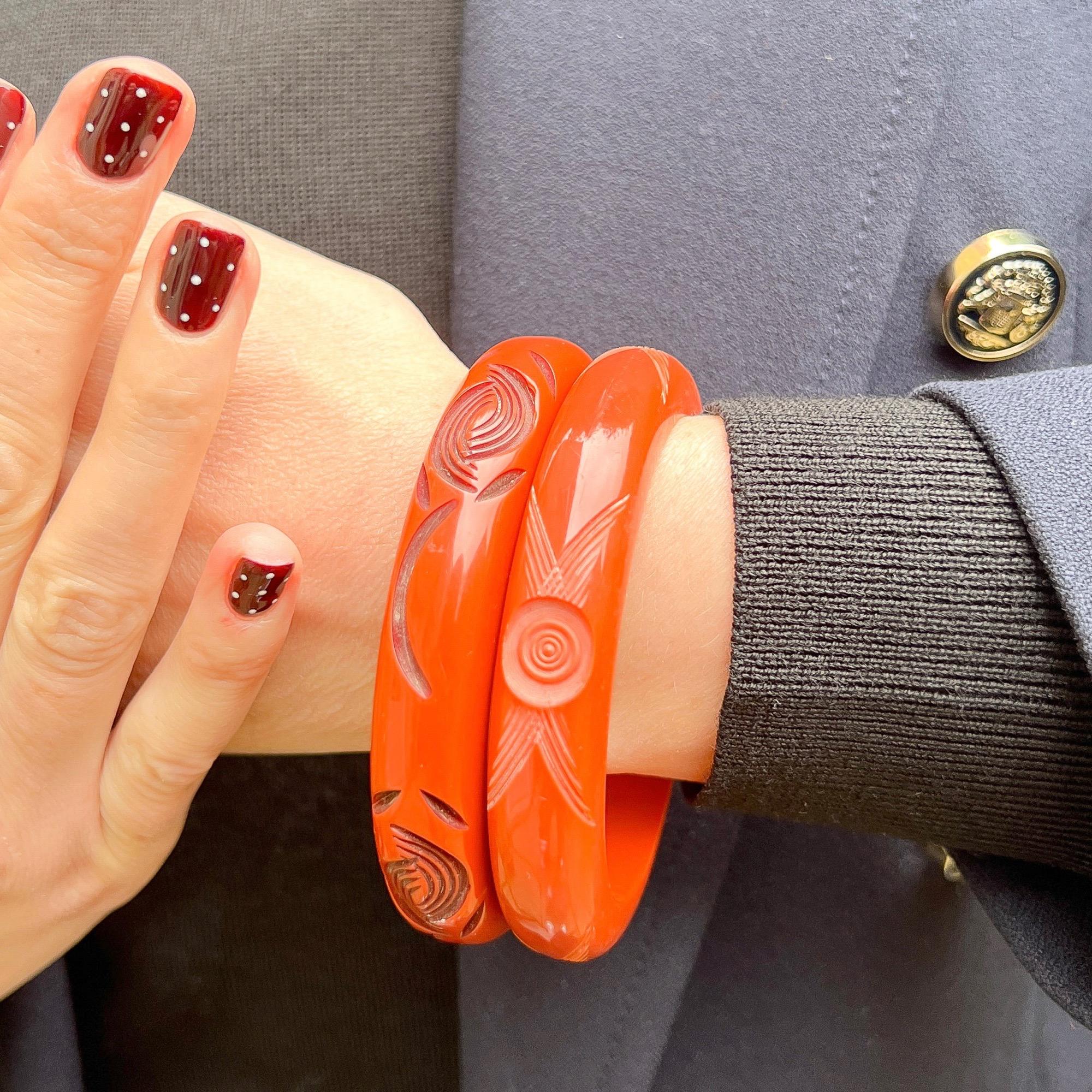 Art Deco 1930s Pair of Vintage Orange Carved Celluloid Bangles In Good Condition For Sale In Skelmersdale, GB