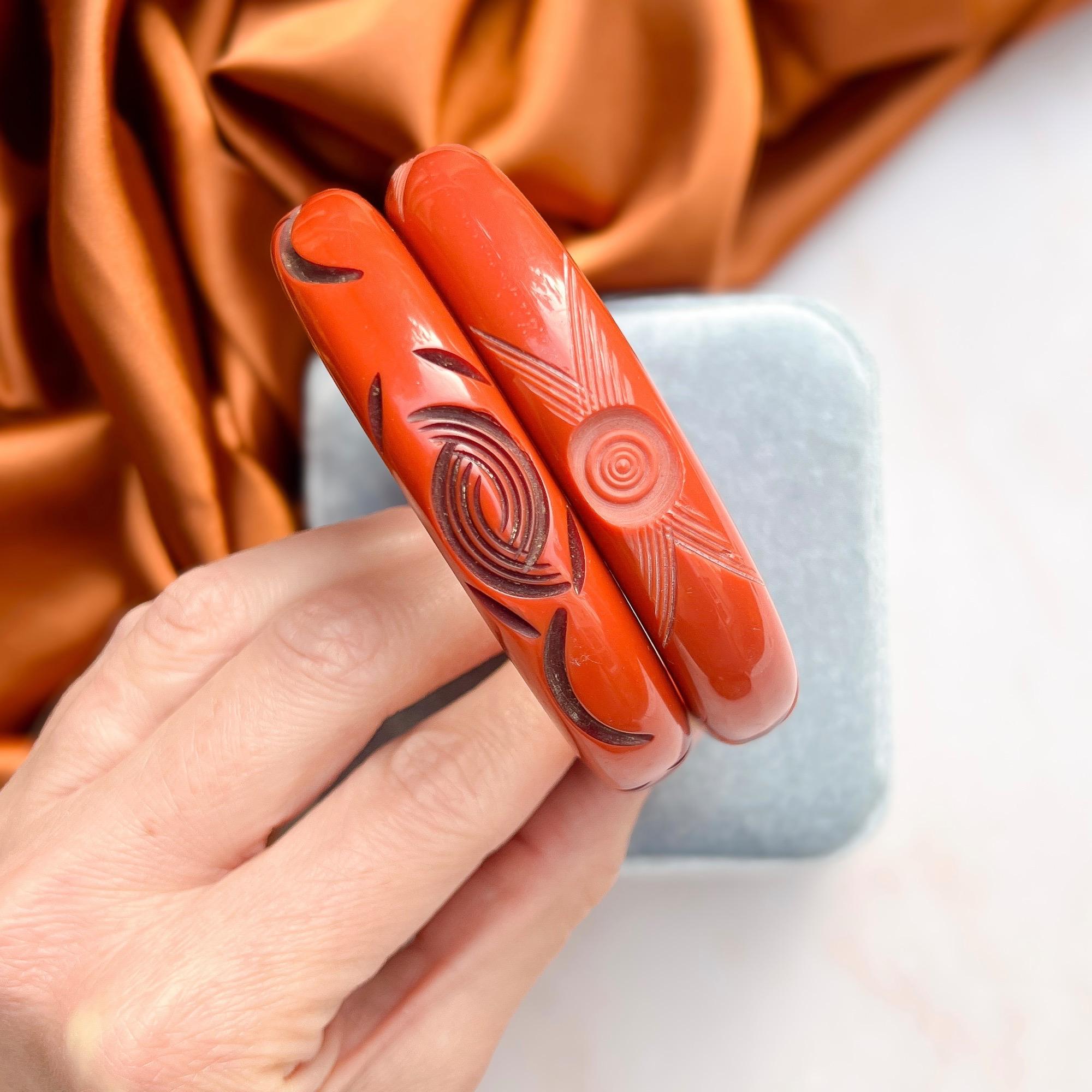 Art Deco 1930s Pair of Vintage Orange Carved Celluloid Bangles For Sale 1