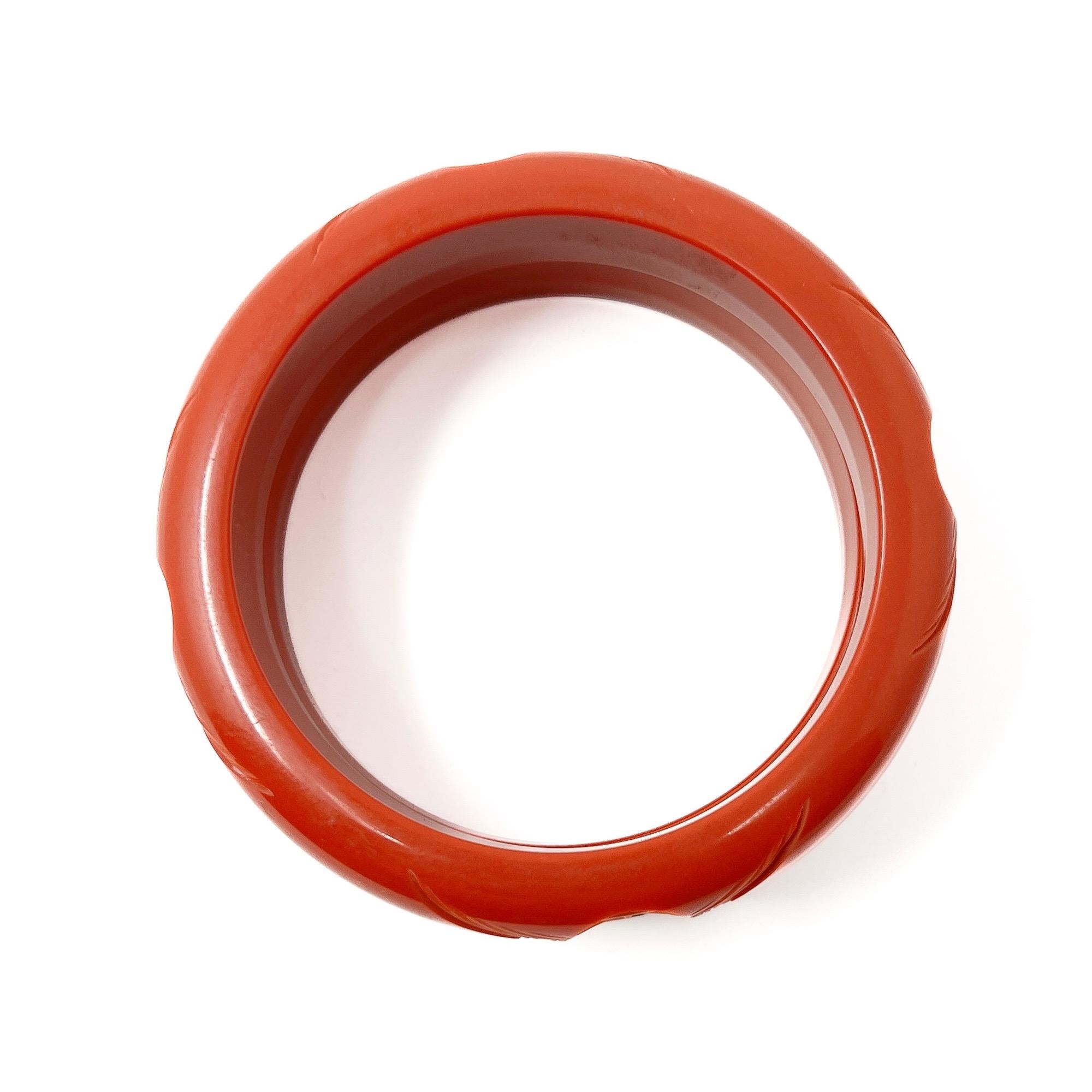 Art Deco 1930s Pair of Vintage Orange Carved Celluloid Bangles For Sale 4