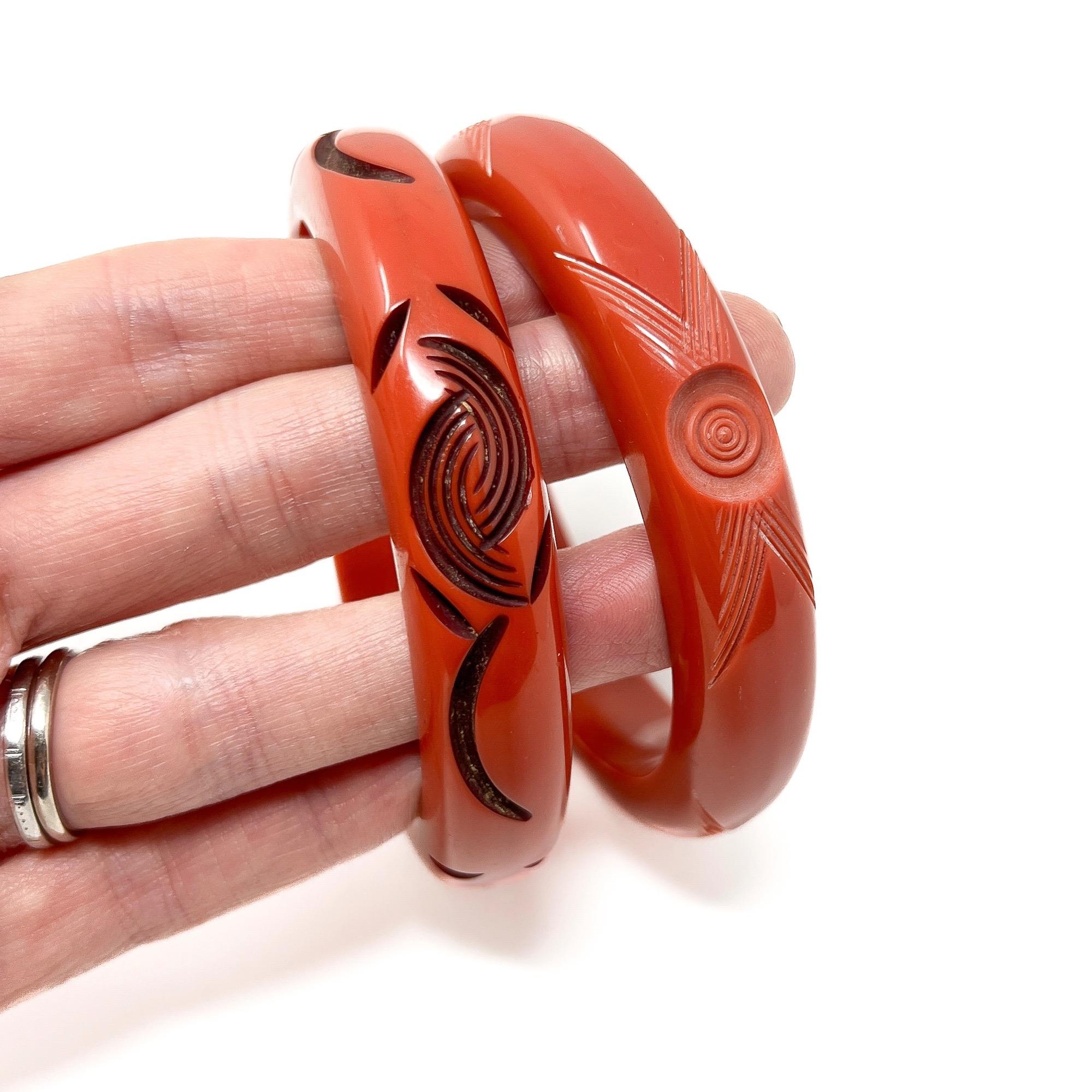Art Deco 1930s Pair of Vintage Orange Carved Celluloid Bangles For Sale 5