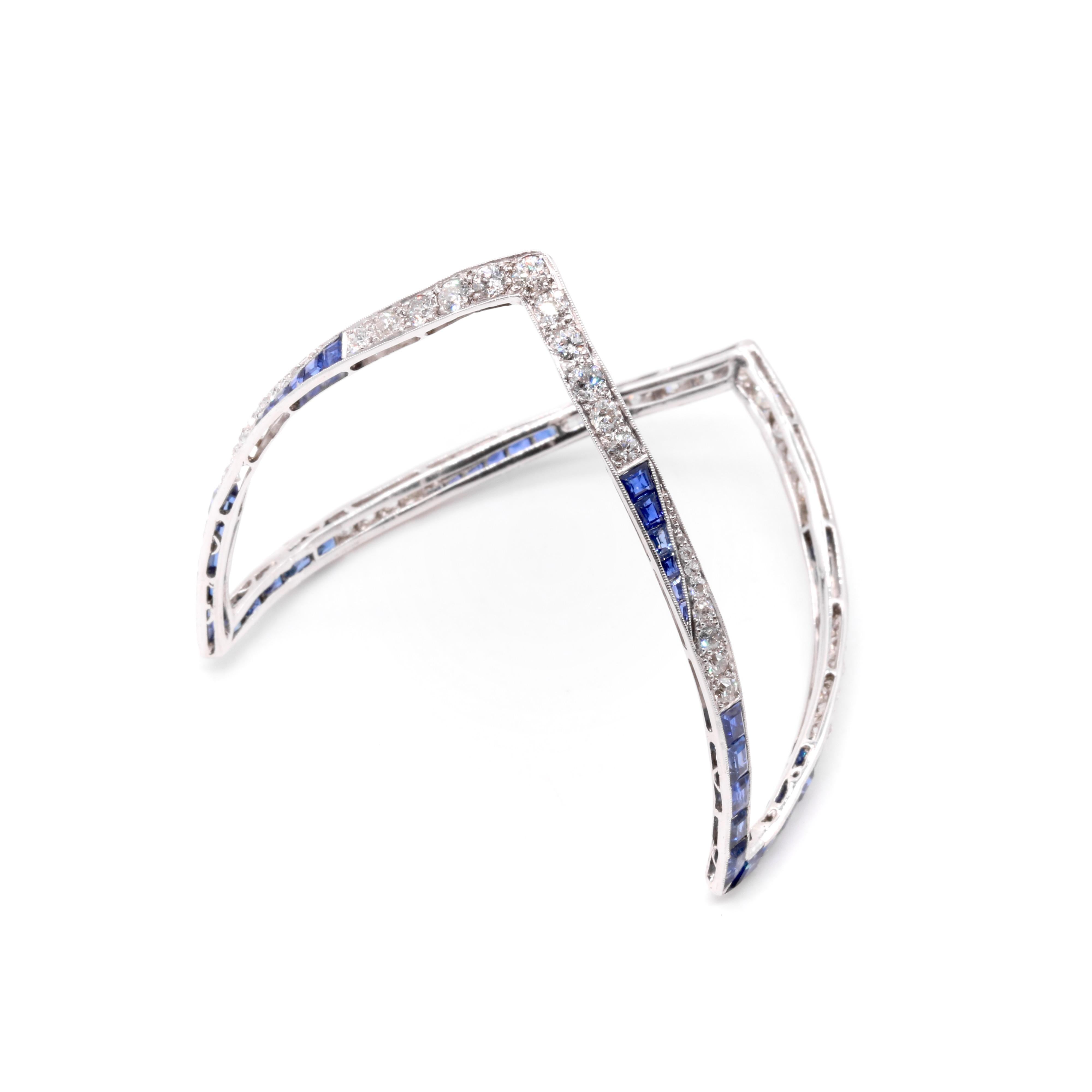 Ein Art-Deco-Armreif mit Diamanten, Saphiren und Platin, bestehend aus vierundfünfzig Diamanten im Rundschliff und vierundvierzig blauen Saphiren im Kaliberschliff, gefasst in Platin. 

Dieser erstaunliche Art-Déco-Armreif ist etwas, das ich noch