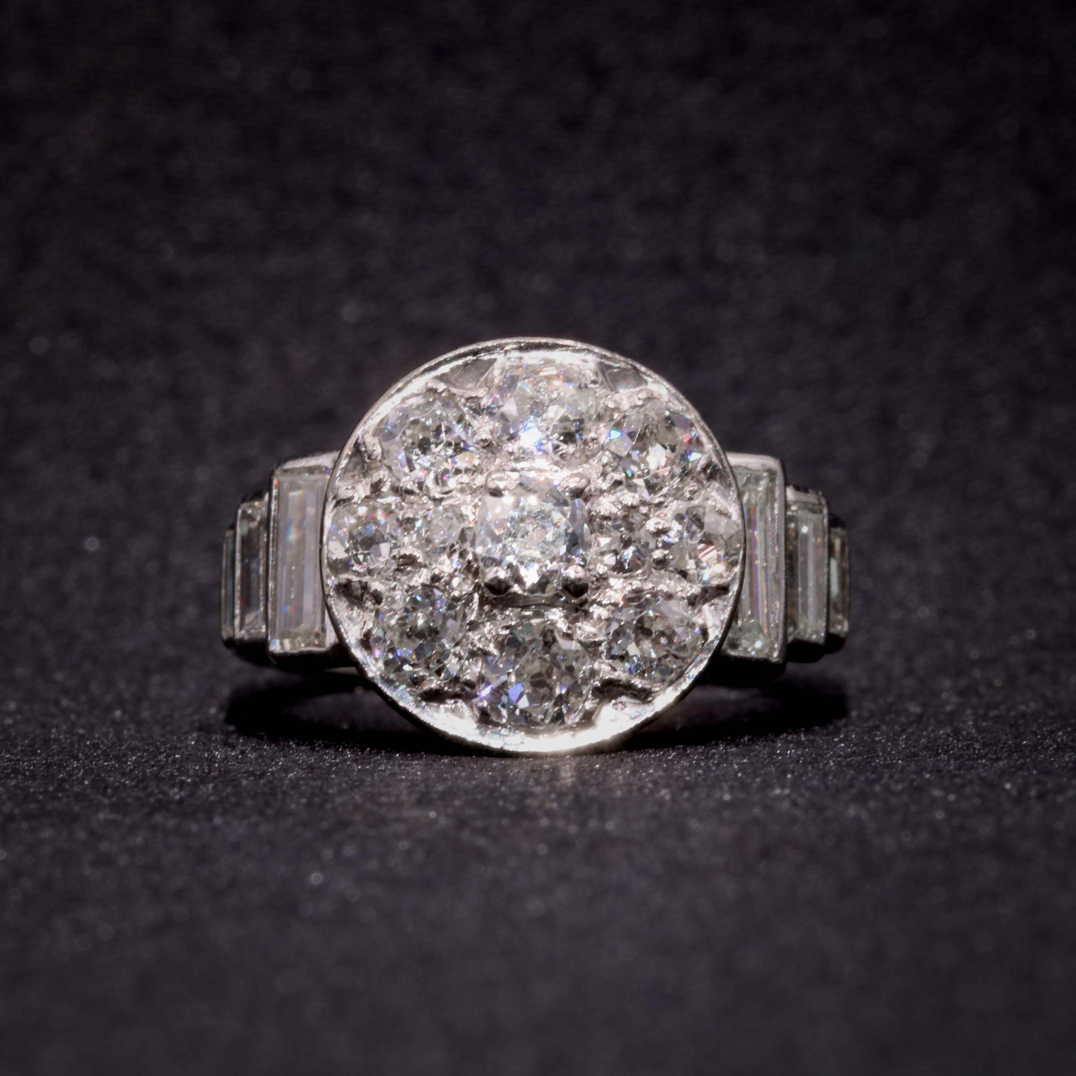 Art Deco 1930er Jahre Platin 2,44ctw Old Cut Diamond Ring mit Baguette-Schliff Schultern (Art déco) im Angebot