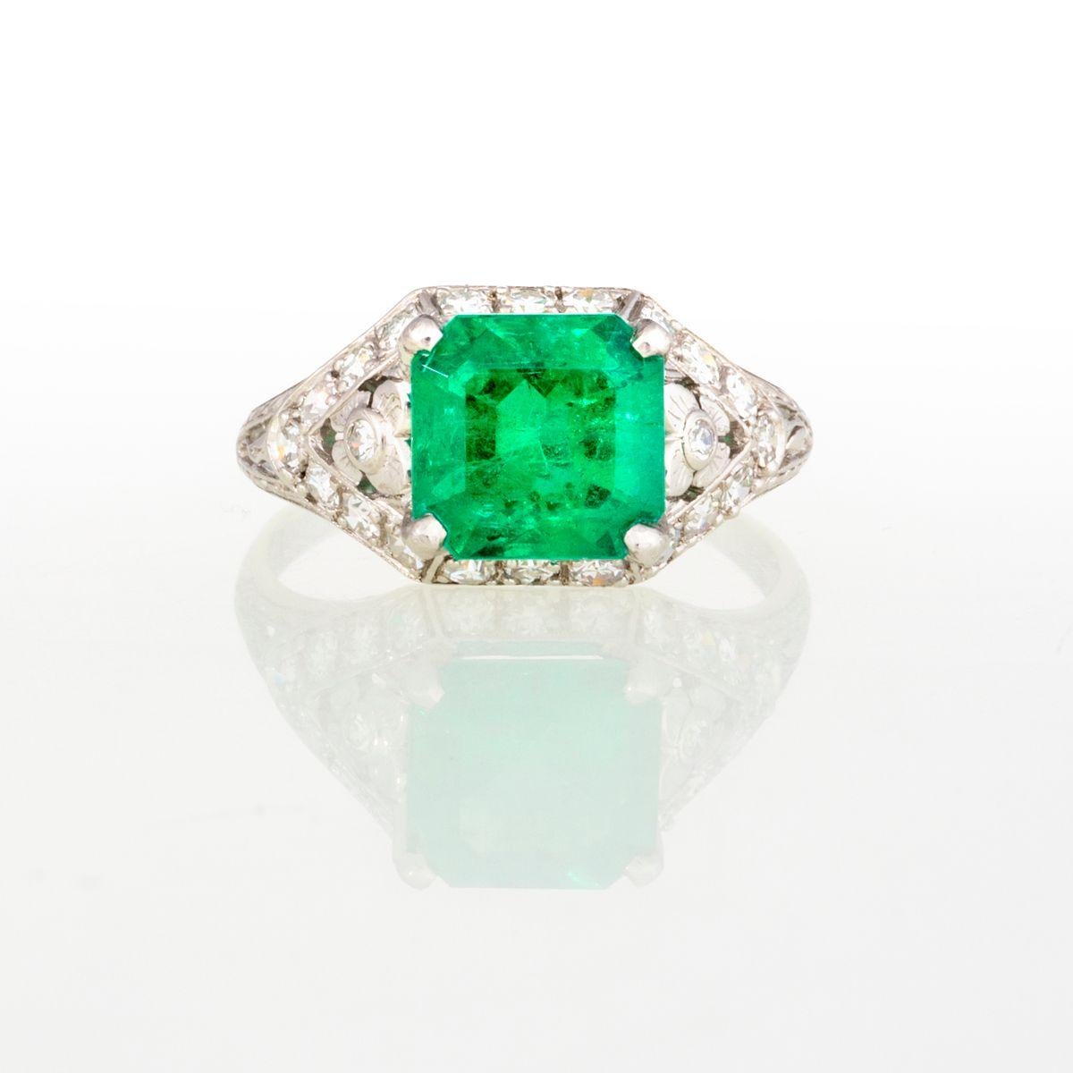 Art Deco 1930s Platinum Diamond and Emerald Ring In Excellent Condition For Sale In Miami, FL