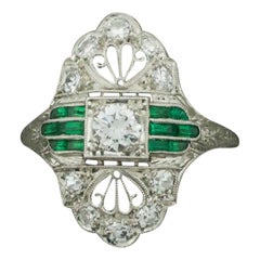 Anello Art Deco 1930 in platino con diamanti e pietre verdi da 0,55 carati