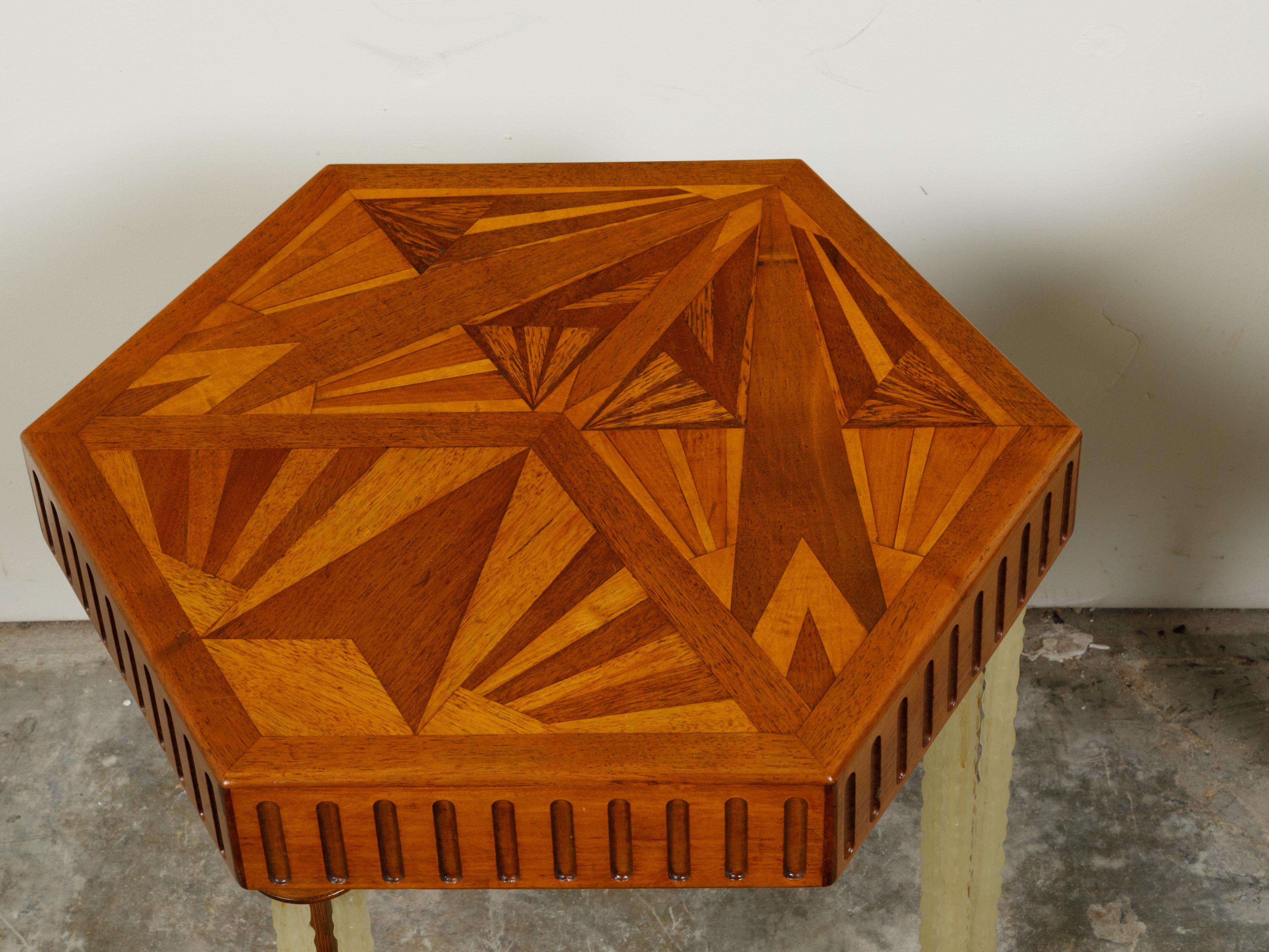 Tables d'appoint Art déco des années 1930 avec plateau en marqueterie hexagonale et pieds en lucite en vente 4