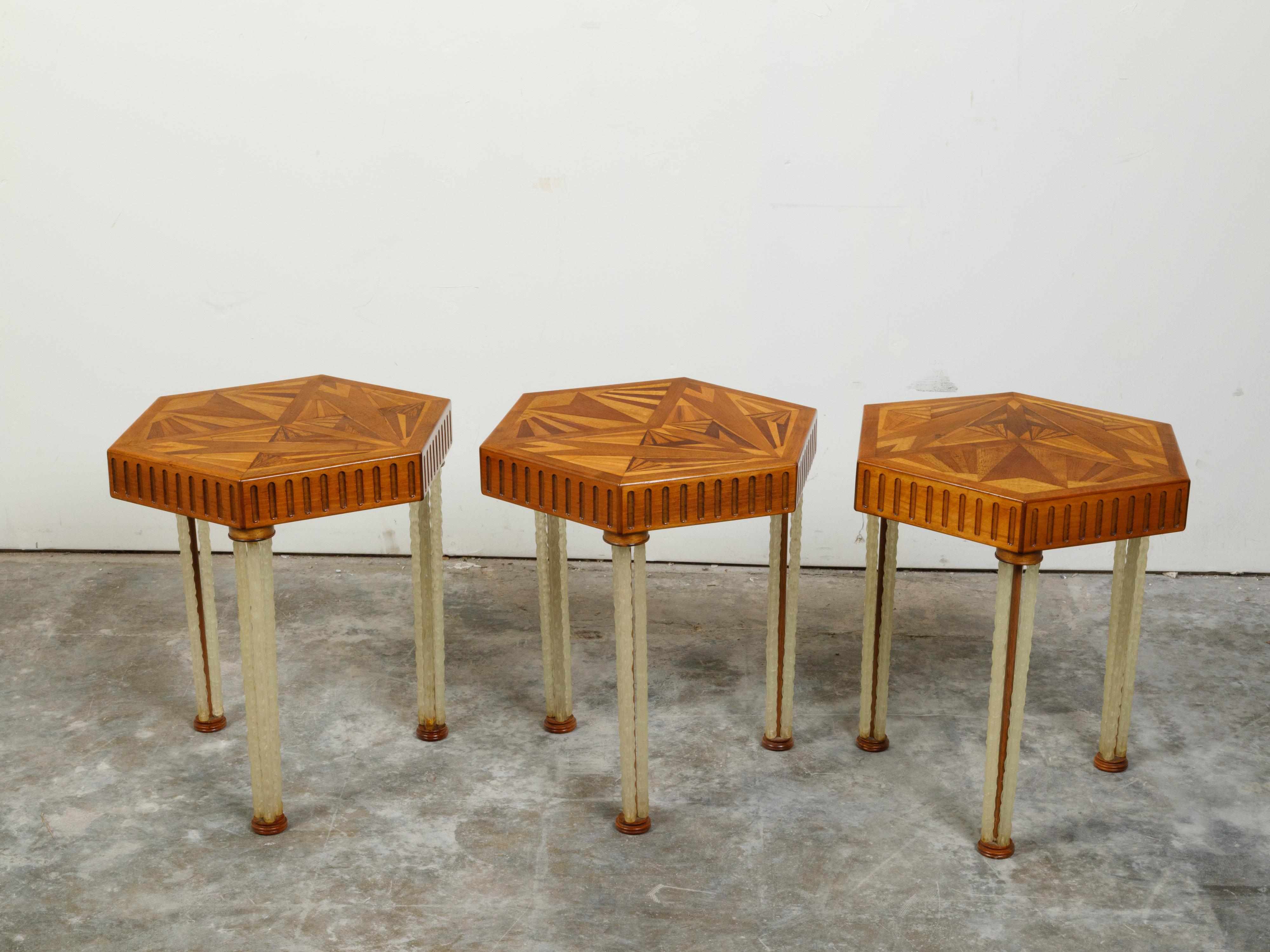 Marqueterie Tables d'appoint Art déco des années 1930 avec plateau en marqueterie hexagonale et pieds en lucite en vente
