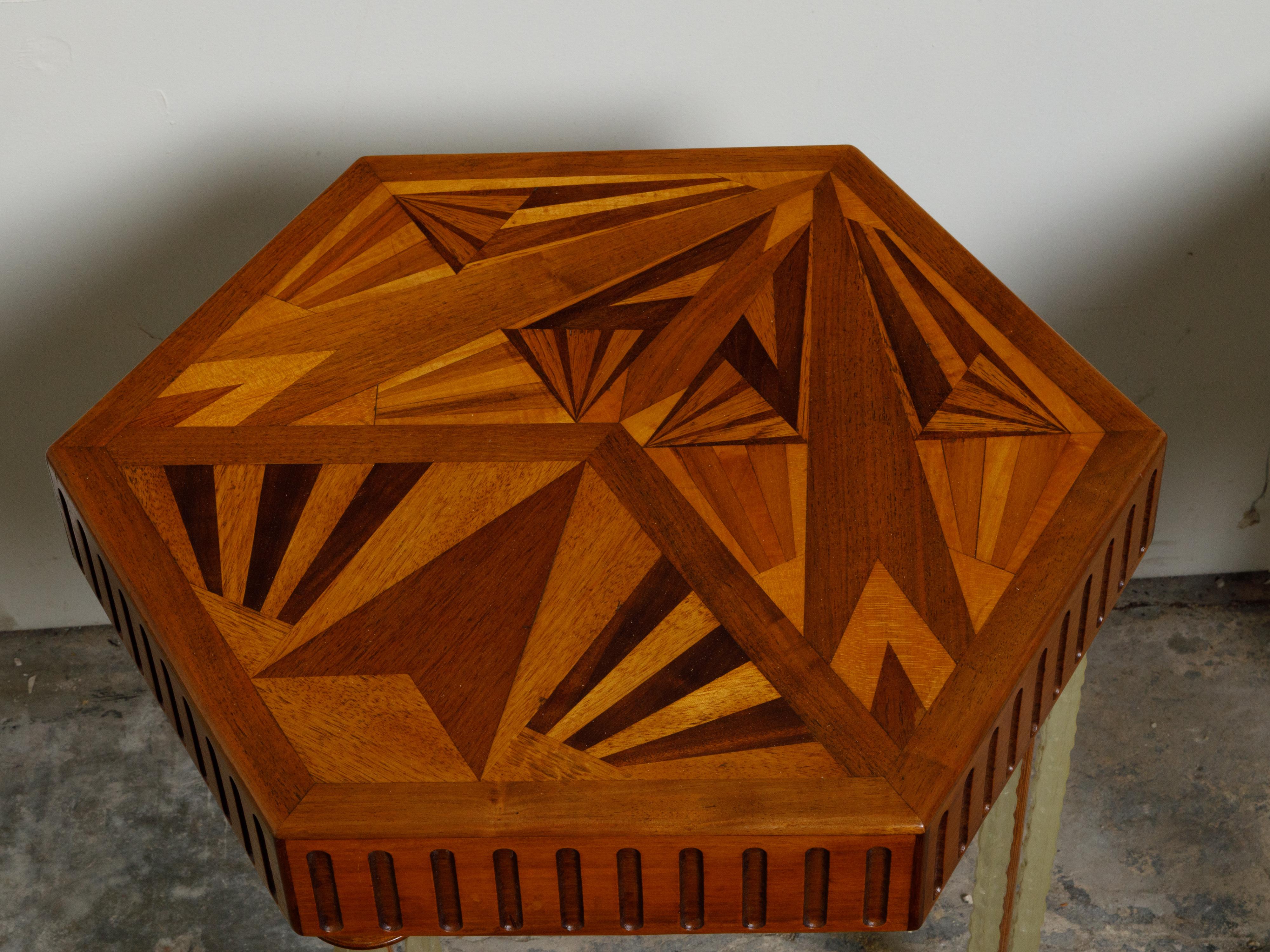 Tables d'appoint Art déco des années 1930 avec plateau en marqueterie hexagonale et pieds en lucite en vente 2
