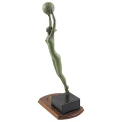 Art Deco Metal Statuette Figurine Sculpture Femme avec balle de golf