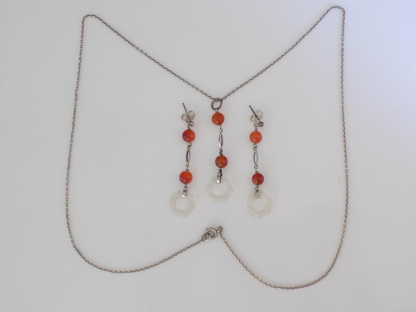 A Lovely Art Deco c.1930s solid Sterling Silver, Rock Crystal and Carnelian Agate earrings and necklace set.

Drop of earrings 45mm, Width of the crystal 13mm.

Length of the necklace 21