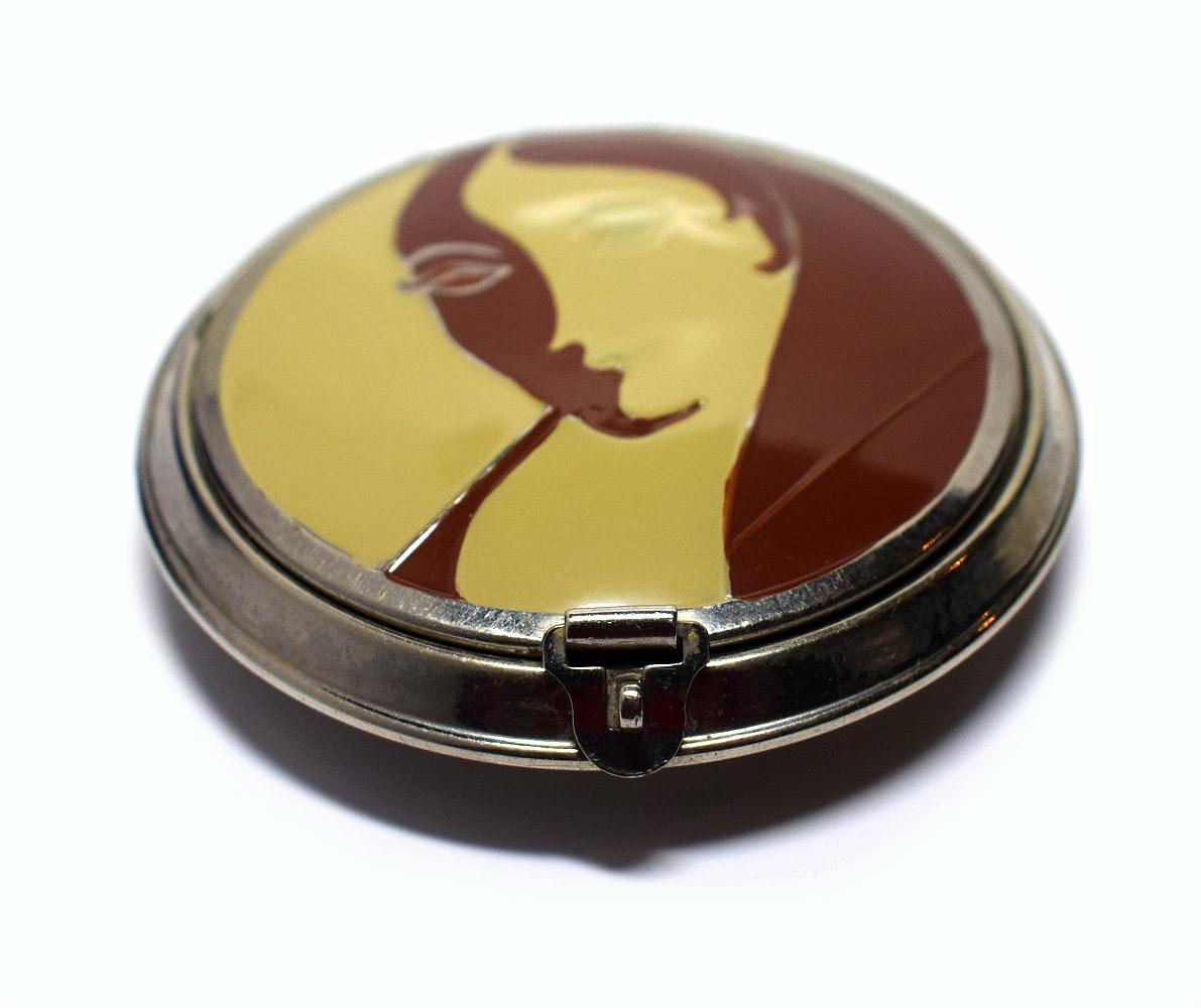 This is an incredibly rare 1930s Art Deco double compact by Richard Hudnut and is featured in many reference books on the subject of collectable compacts. One of the main criterias which command high desirability and collectability is condition and