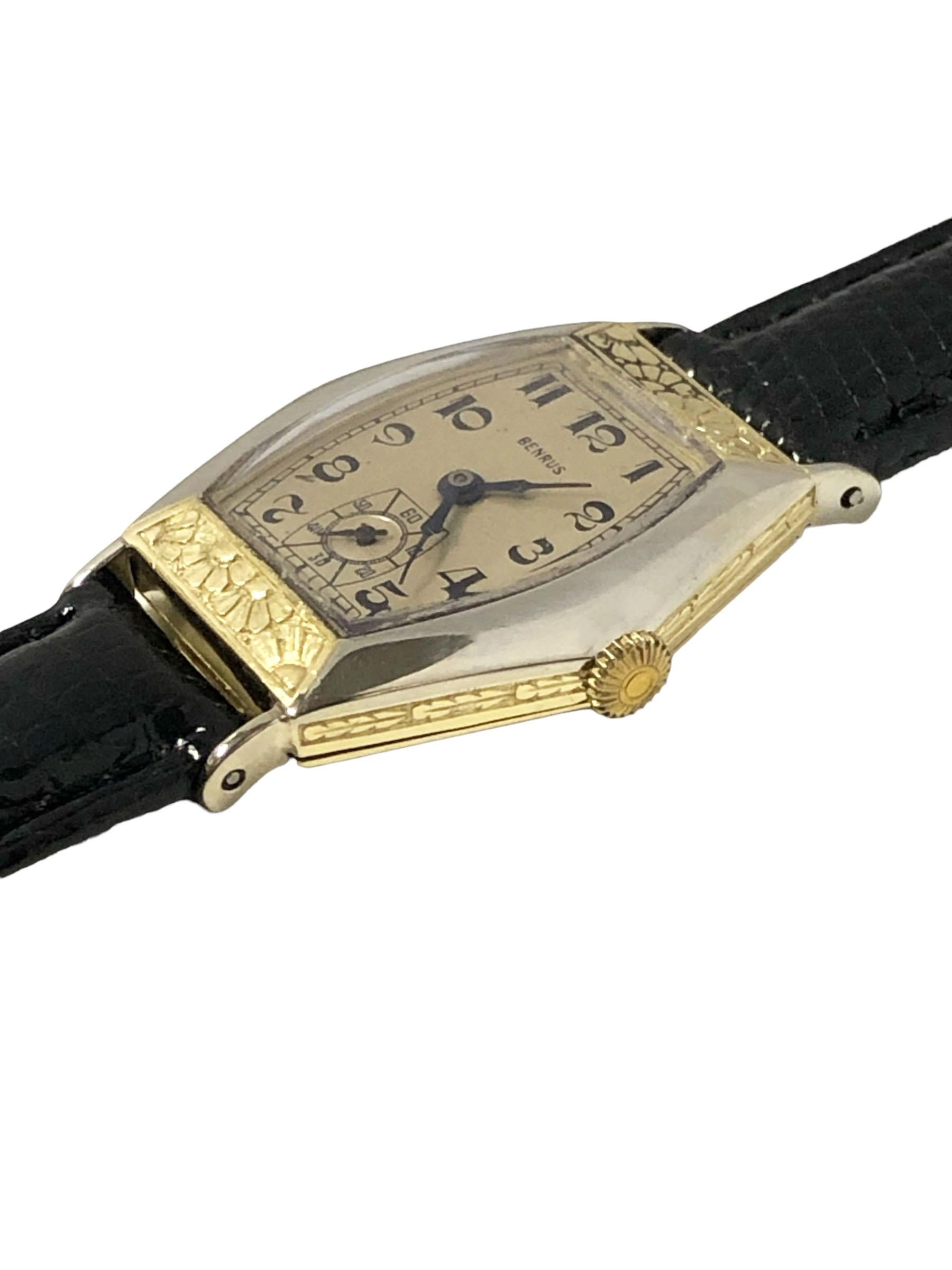 CIRCA 1930 True Art Deco Benrus Armbanduhr, 28 x 26 M.M. 14k Weiß- und Gelbgold 2 Stück Scharnier Fall mit Hand Chased Design Arbeit auf der Oberseite und an den Seiten. 17 Jewell, mechanisch, Handaufzug Bewegung, Original und Mint Zustand Silver