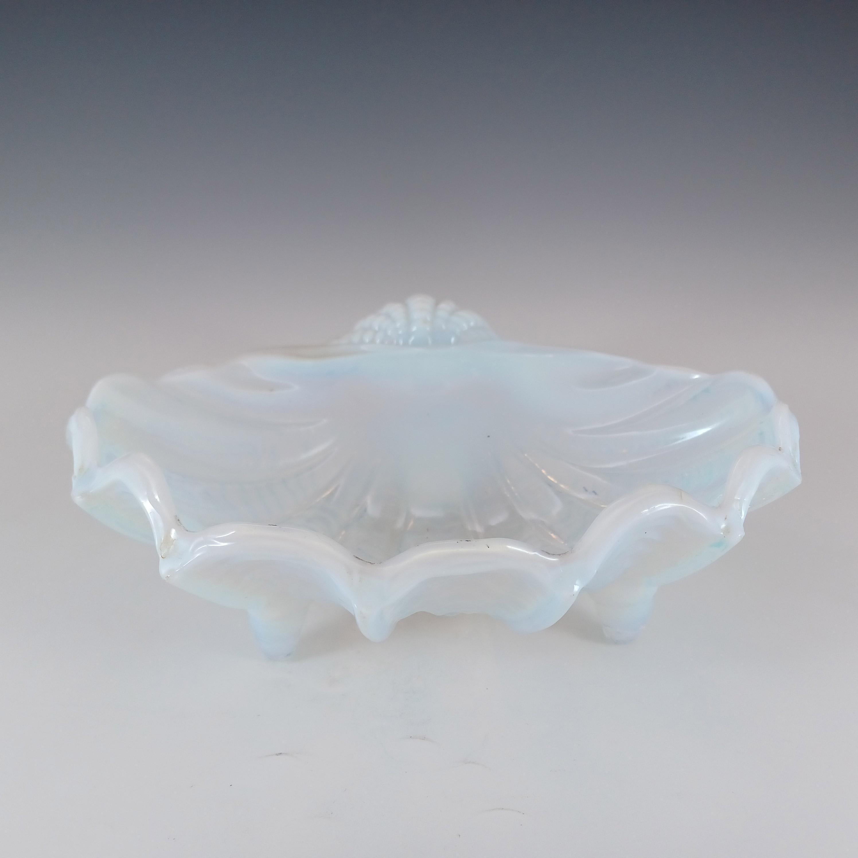 Mid-20th Century Art Deco 1930's Vintage Opalescent Glass Clam Shell Bowl For Sale