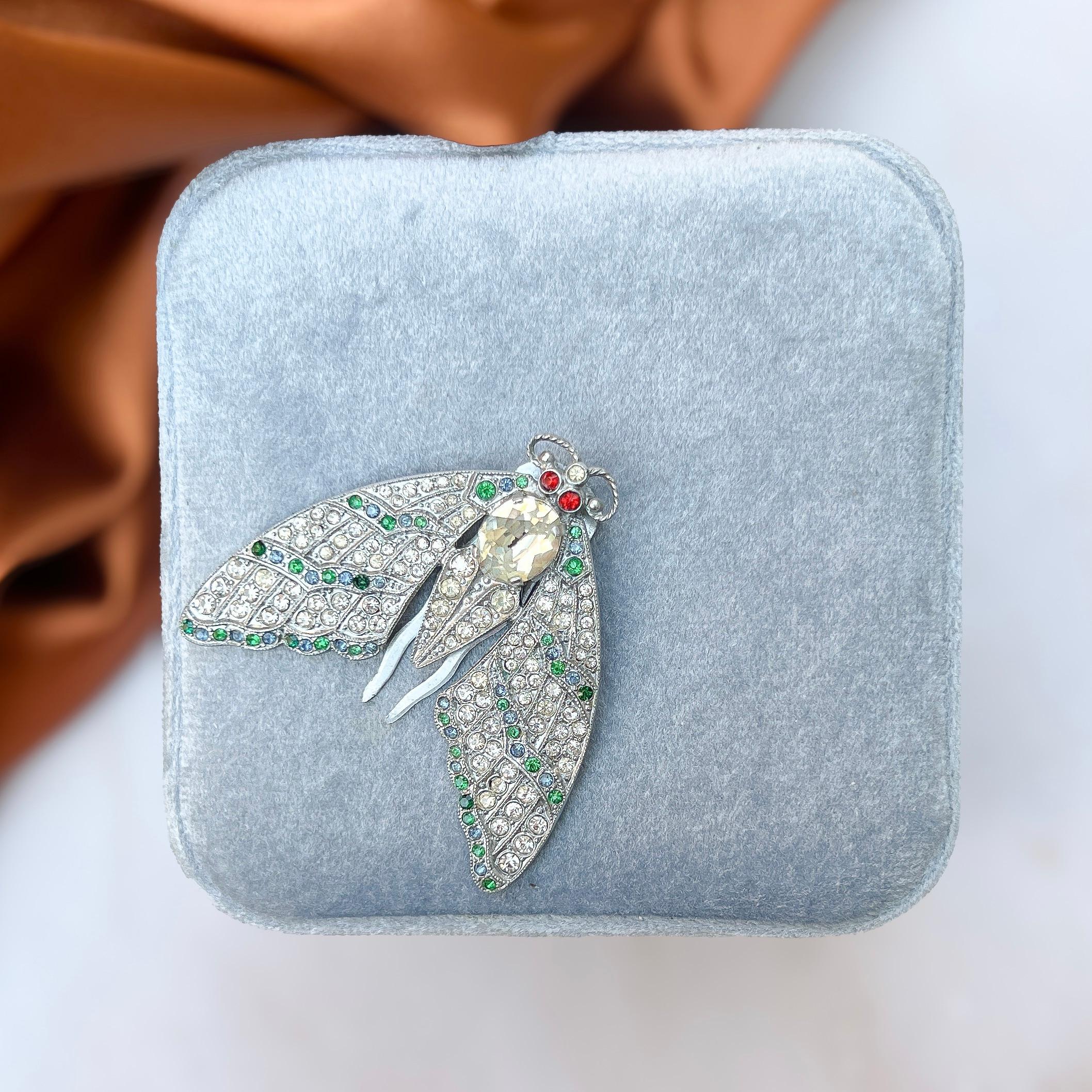 Este raro accesorio para el pelo de la época Art Déco representa un elegante diseño de polillas. 

Informe de estado:
Muy bueno - Un poco oscurecidos algunos brillantes. Esto concuerda con la edad y sólo es evidente si se examina de cerca. No resta