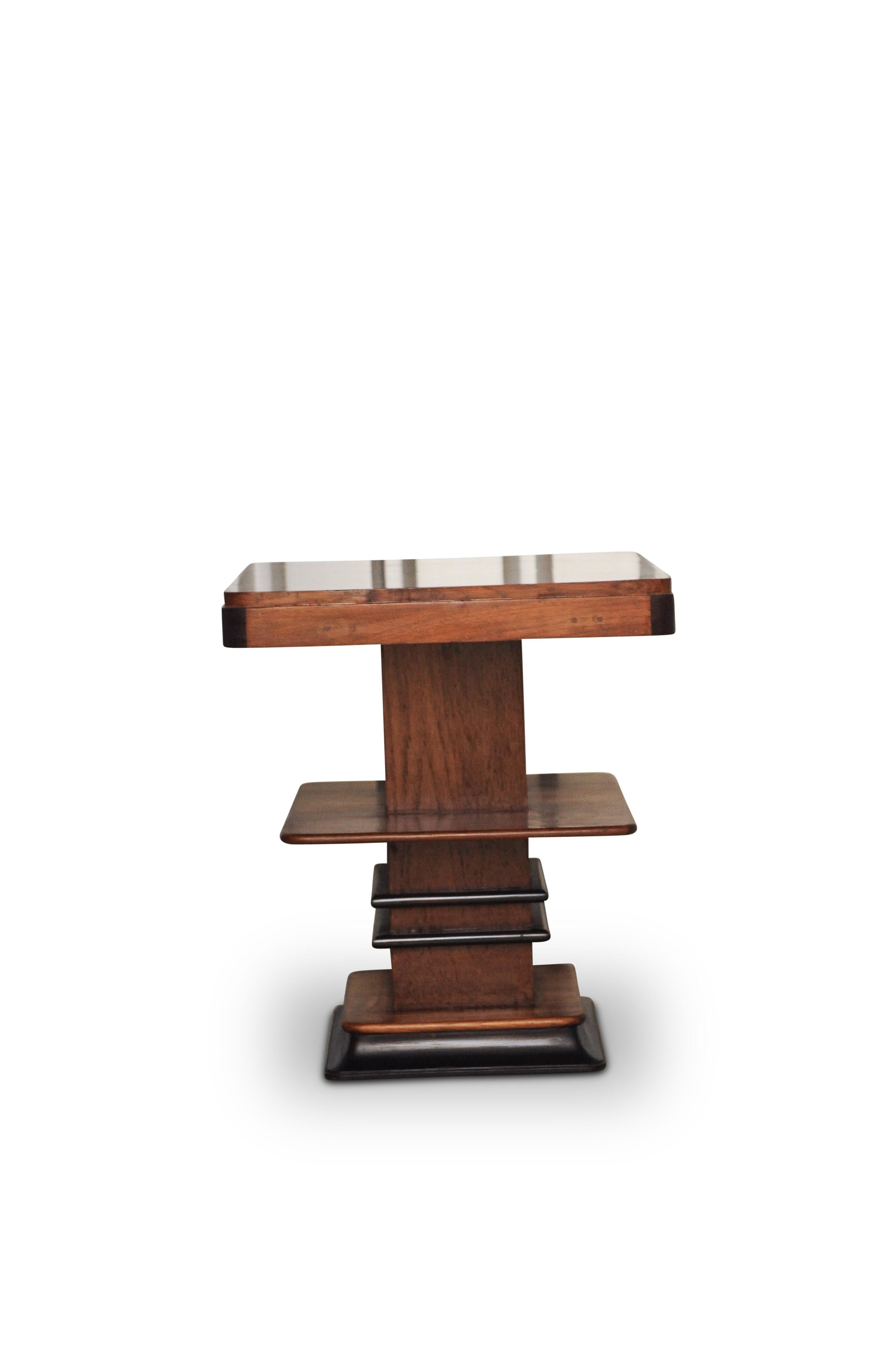Art Deco 1930s Walnut and Lacquered Graduated Three-Tier Side Table In Good Condition For Sale In High Wycombe, Buckinghamshire