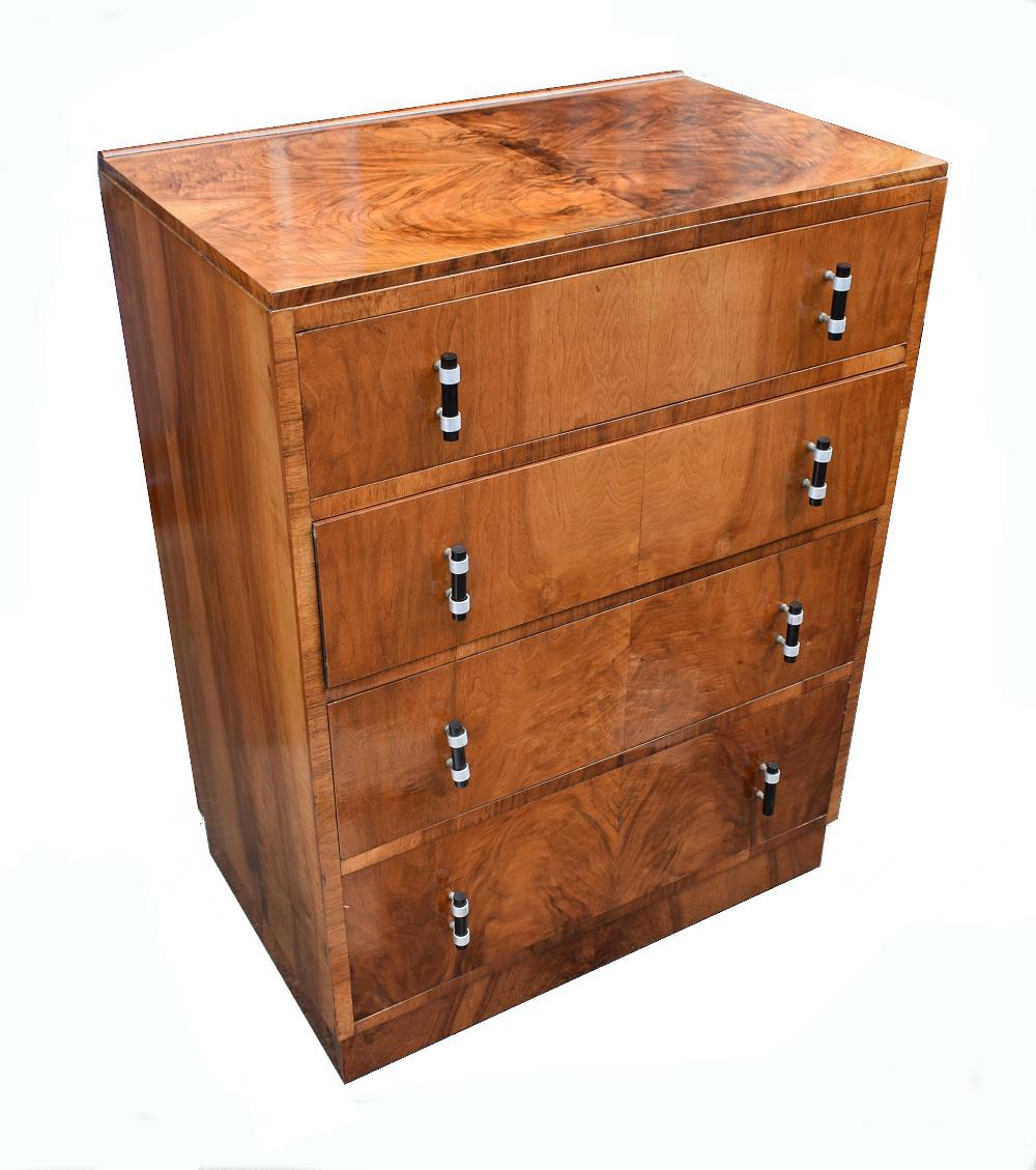 For your consideration is this very stylish and original Art Deco chest of drawers which dates to the 1930s. Four generously sized drawers which are veneered in mid tone walnut veneer with beautifully figured walnut patterns. Each drawer pulls out