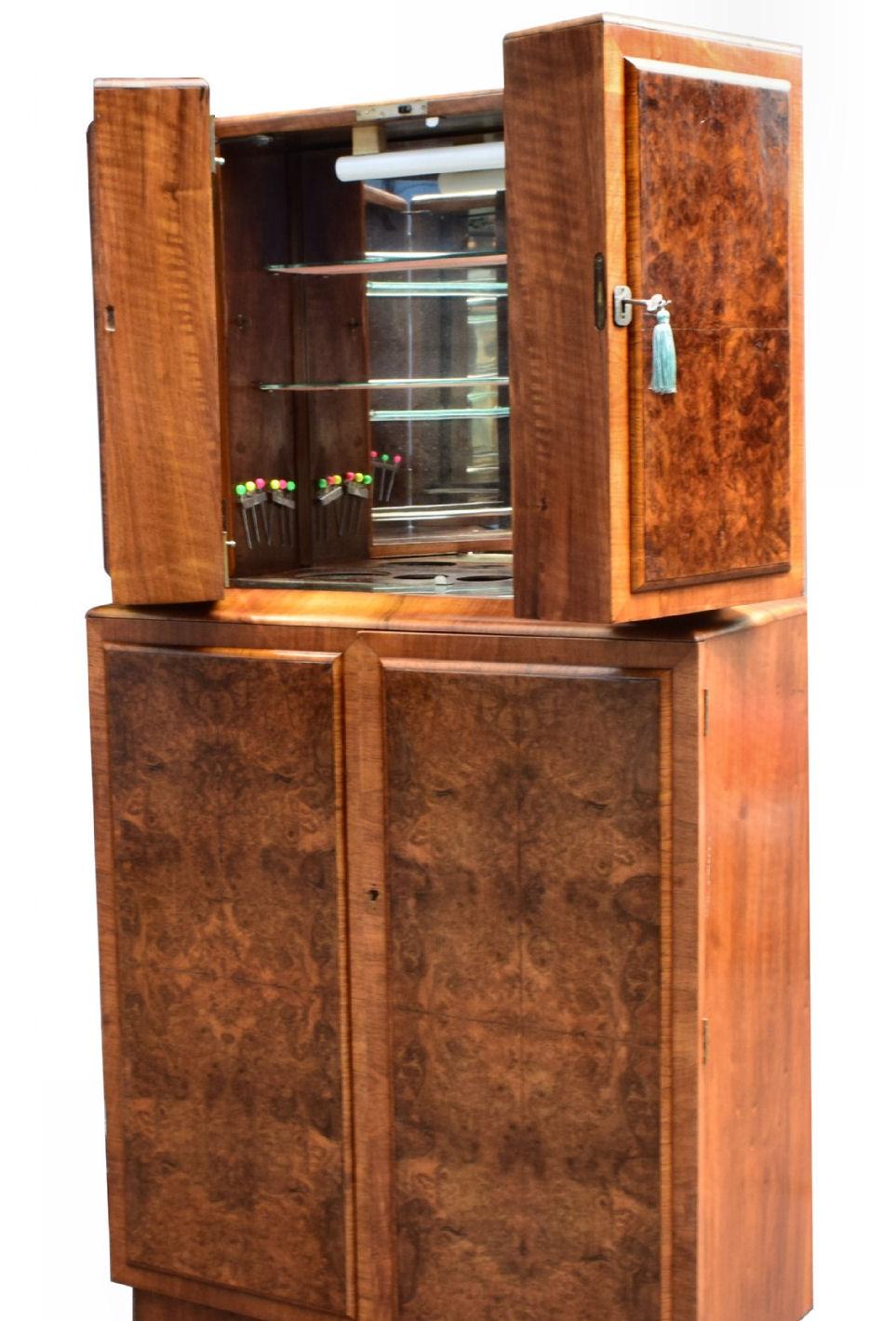 This hugely stylish cocktail cabinet is a fantastic piece of Art Deco furniture, and its internal features prove to be an incredibly appealing feature. The beautifully presented burr walnut has a superb pattern of grain. The upper doors open to