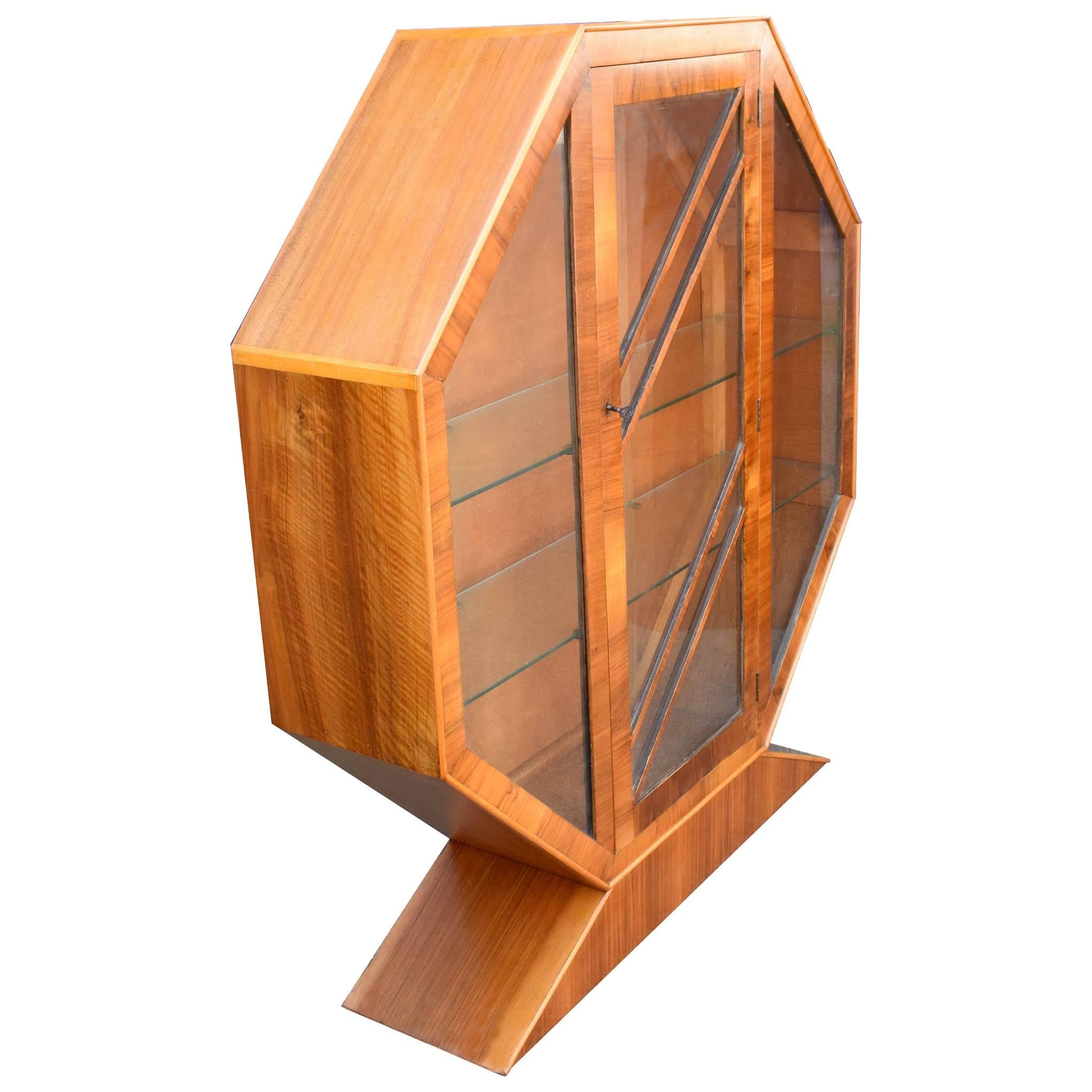 Superb 1930s Art Deco walnut hexagonal display cabinet or vitrine. Very nice veneers to this cabinet being slightly more detailed than the average, a great display piece too having three internal shelves with open glass sides and flat service top