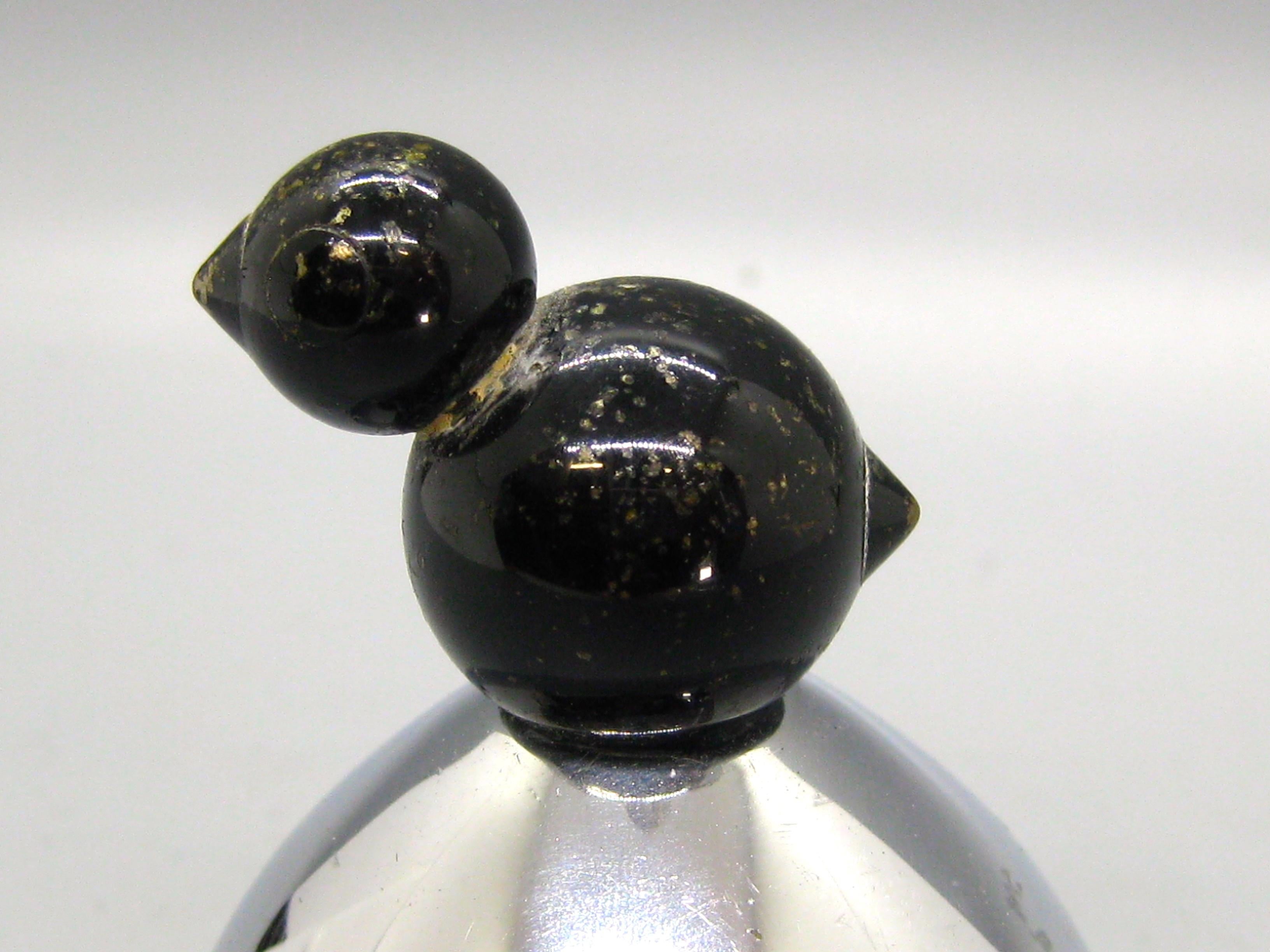 Feine Art Deco Walter Von Nessen entworfen Vogel figurale Essensglocke von Chase gemacht. Die Bess wurde in den 1930er Jahren hergestellt. Hergestellt aus verchromtem Messing. Der Vogel ist aus Messing mit einer schwarzen Emaille auf der Oberfläche.