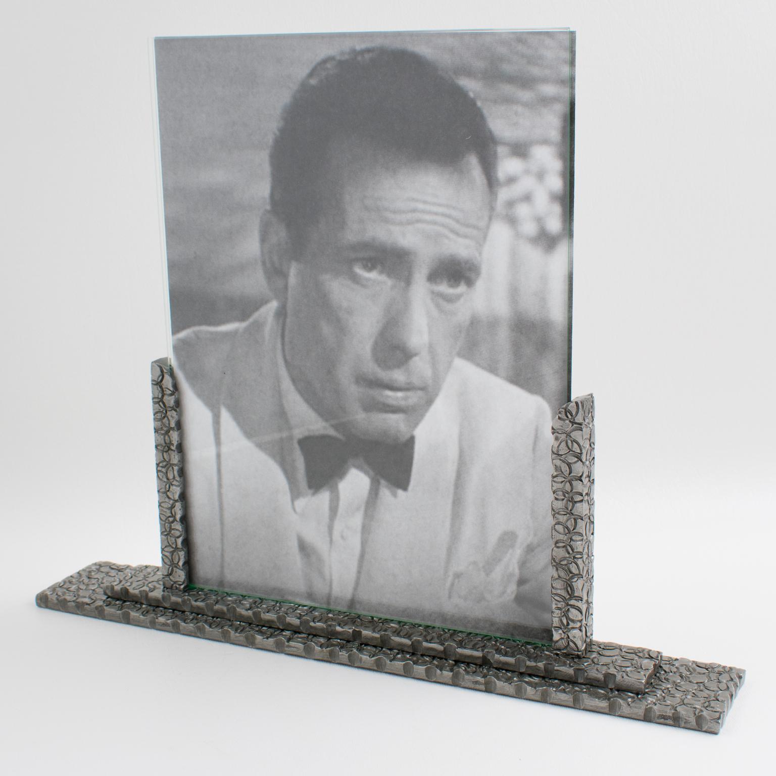 Elegantly ornate French 1930s modernist picture photo frame. Wrought iron plinth and holders with a detailed carved textured pattern. The frame is complete with its two glass sheets to protect the photography. No visible maker's