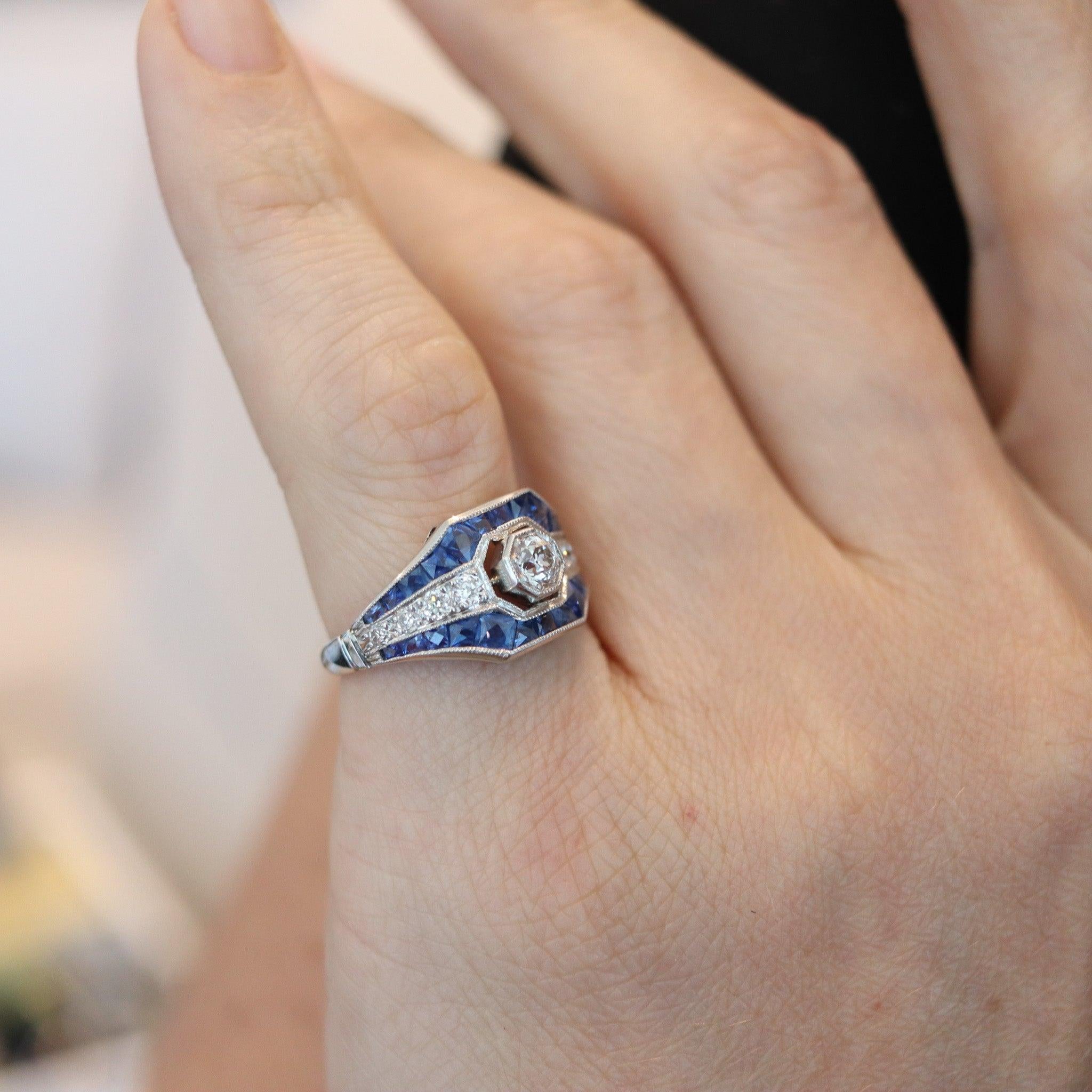 Art-Deco-Ring aus Platin mit Diamanten und Saphiren.

Dies ist ein sehr schönes Band Ring, in Amerika während der Art-Deco-Periode erstellt, zurück in die 1935. Dieser schöne Ring ist ein Klassiker und wurde mit geometrischen Formen in massivem