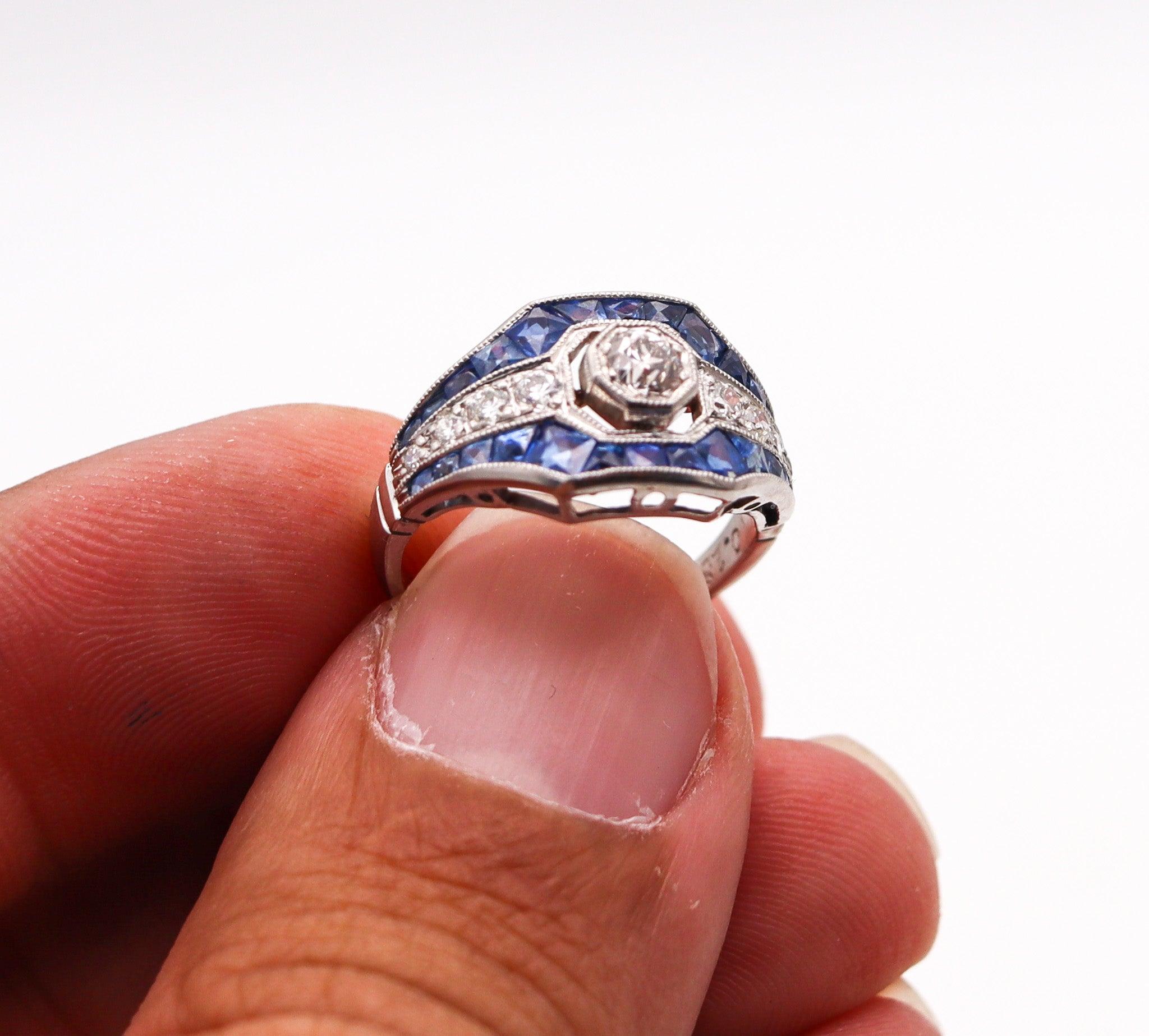 ART DECO 1935 Bandring aus Platin mit 1,58 Karat Diamanten und blauen Saphiren im Angebot 1