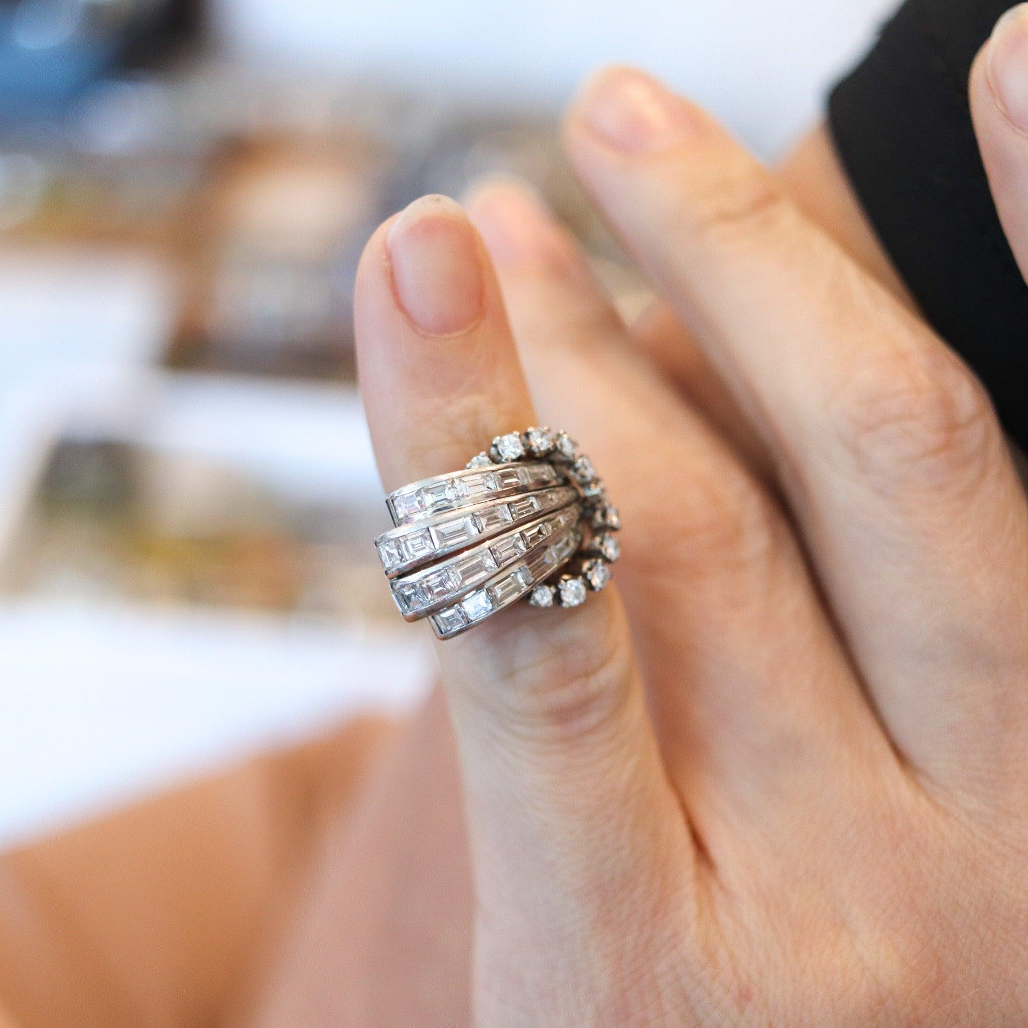 Ein Art-Deco-Cocktailring mit Diamanten.

Dies ist ein schöner Cocktailring, der in Amerika während der Art-Déco-Periode, zwischen 1930 und 1935, hergestellt wurde. Der Ring wurde mit retro-modernistischen Mustern aus massivem Platin mit