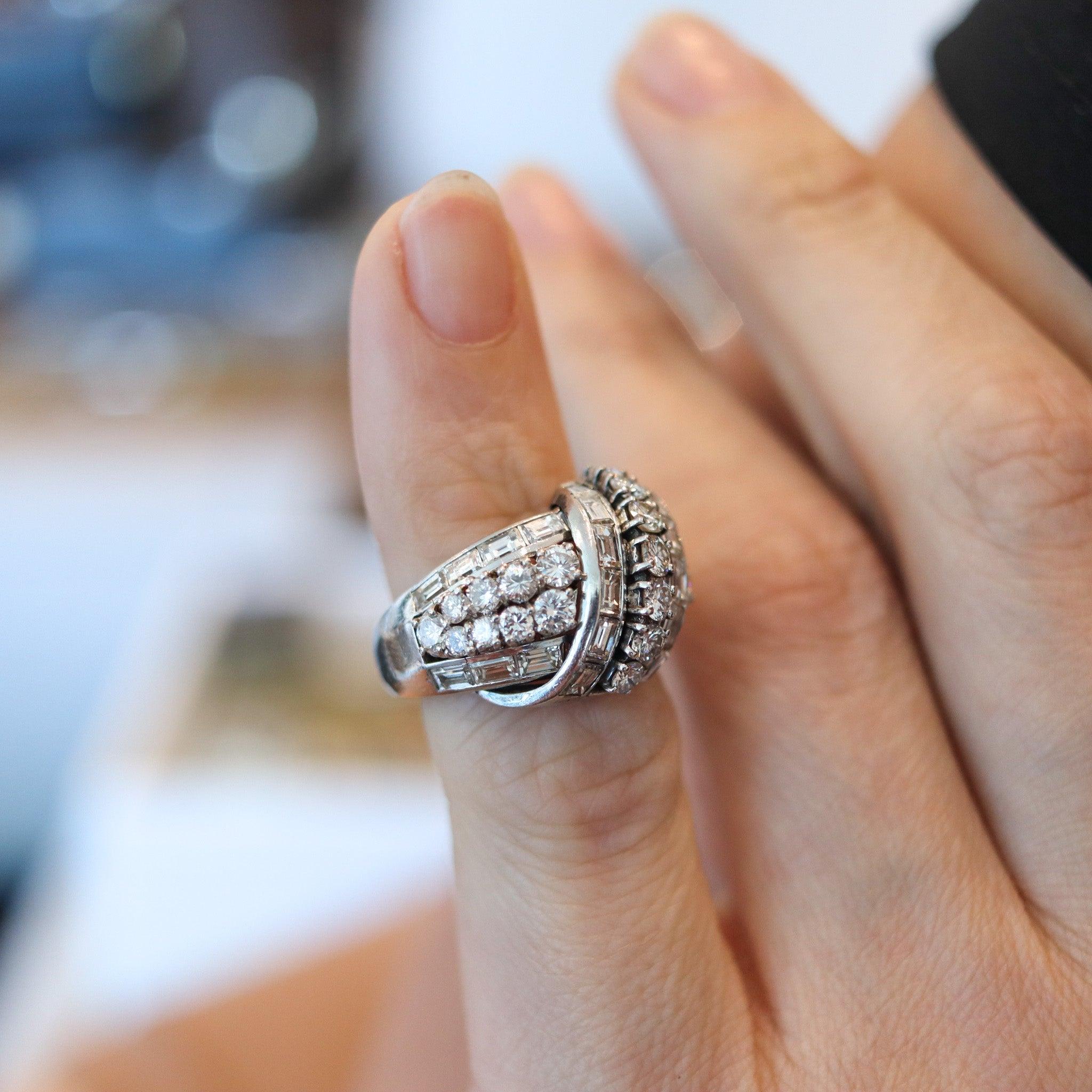 Anillo de cóctel art déco con diamantes.

Se trata de un magnífico anillo de cóctel, atrevido y sustancioso, creado en América durante el periodo art-deco tardío, allá por la década de 1935. El anillo se ha elaborado simétricamente en platino macizo