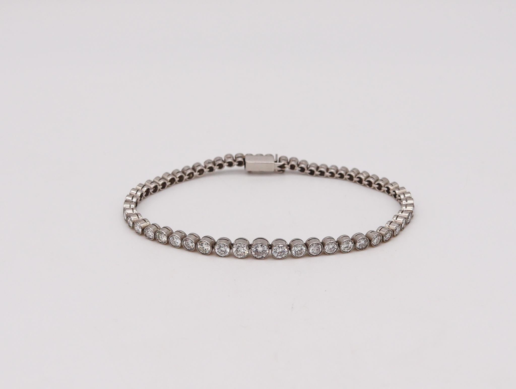 An art deco graduated riviera bracelet.

Beautiful rivira bracelet with graduated diamonds. This bracelet has been crafted with impeccable details during the art deco period, back in the 1930's. It is fitted with a push boxed lock and a hinged