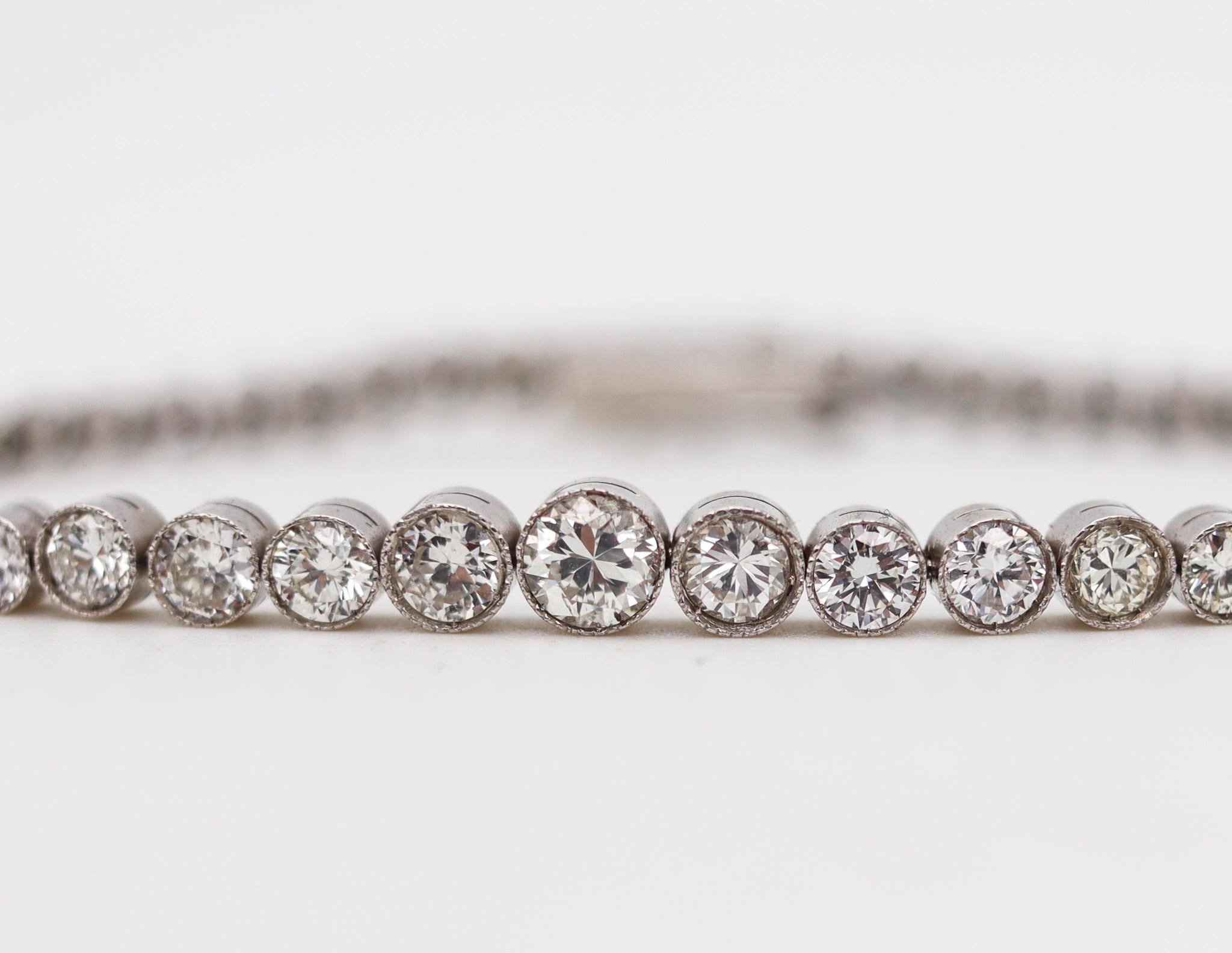 An art deco graduated Riviera bracelet.

Beautiful Riviera diamonds bracelet, created during the art deco period, back in the 1935. This bracelet has been crafted with impeccable details in solid platinum and embellished with graduated fifty-three