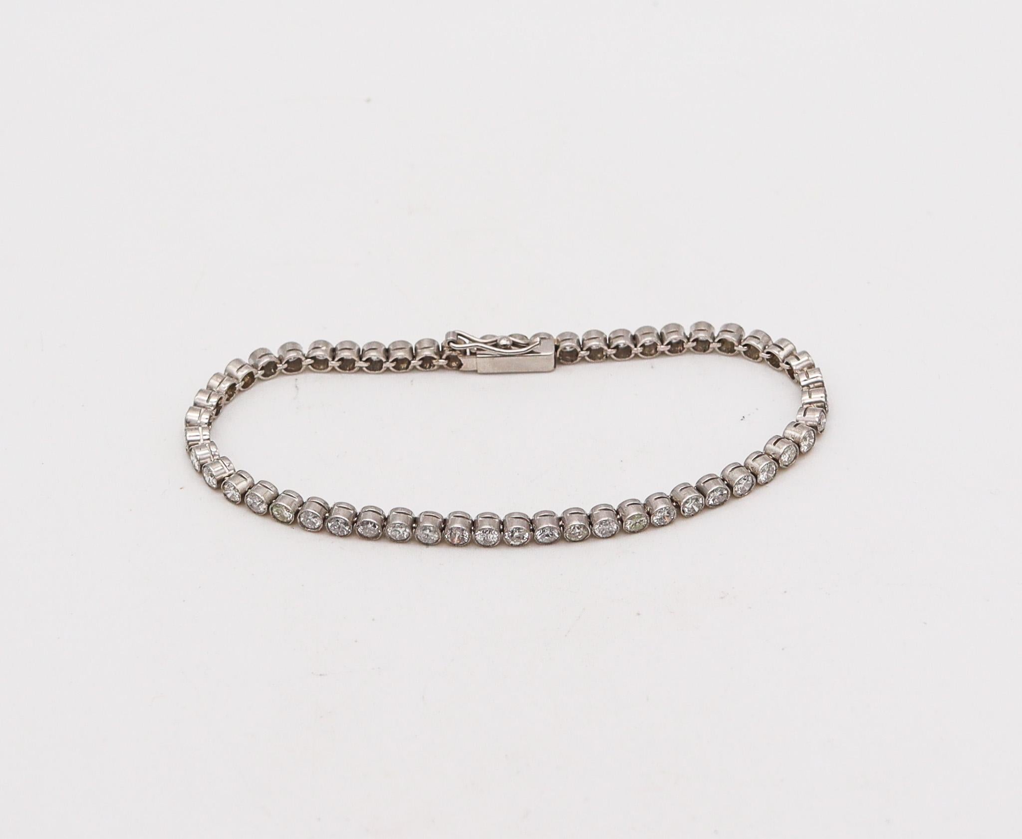 An art deco Riviera diamonds bracelet.

Beautiful Riviera diamonds bracelet, created during the art deco period, back in the 1935. This bracelet has been crafted with impeccable details in solid platinum and embellished with fifty-three calibrated